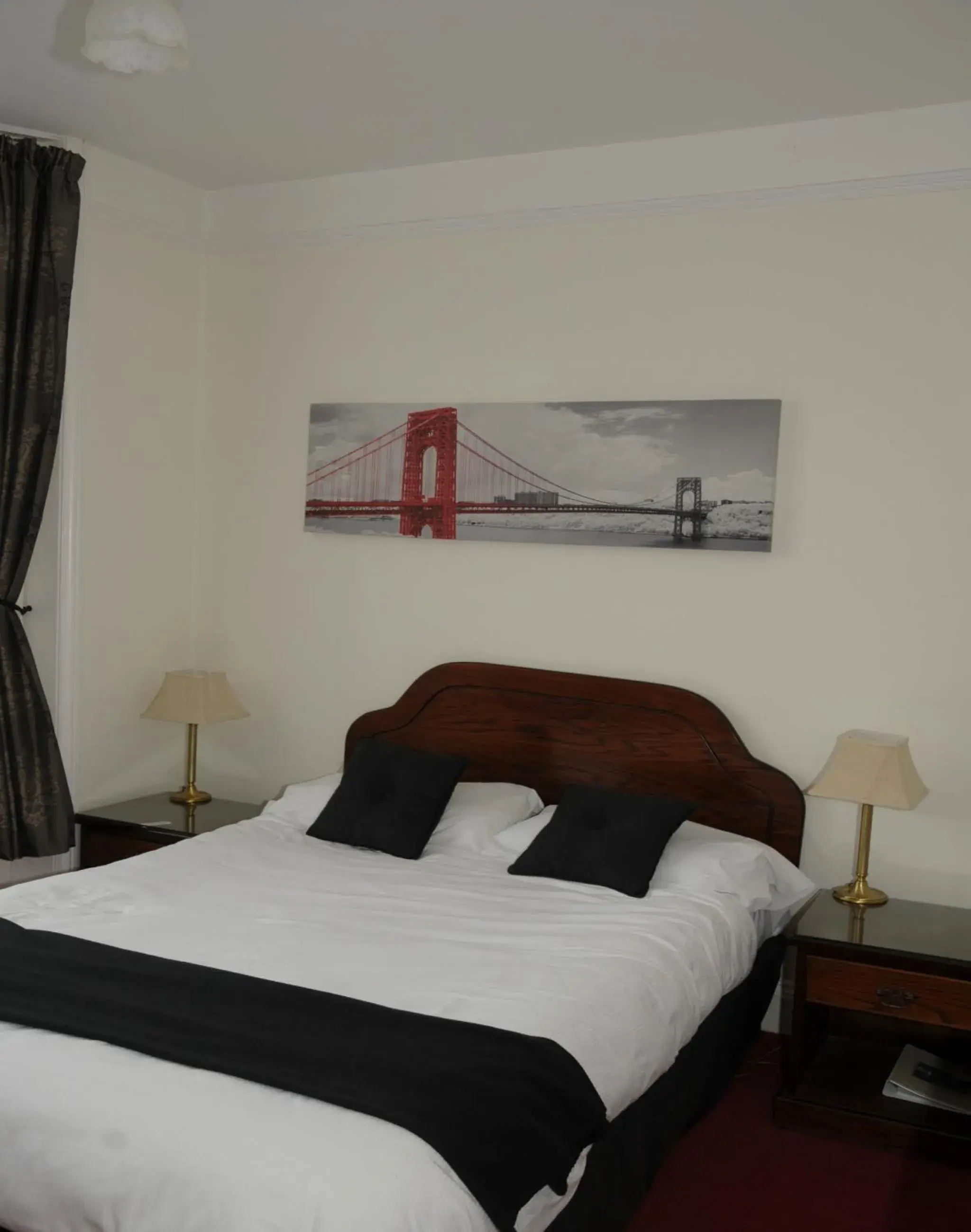 Double Room in Wimblehurst Hotel Double Room in Wimblehurst Hotel