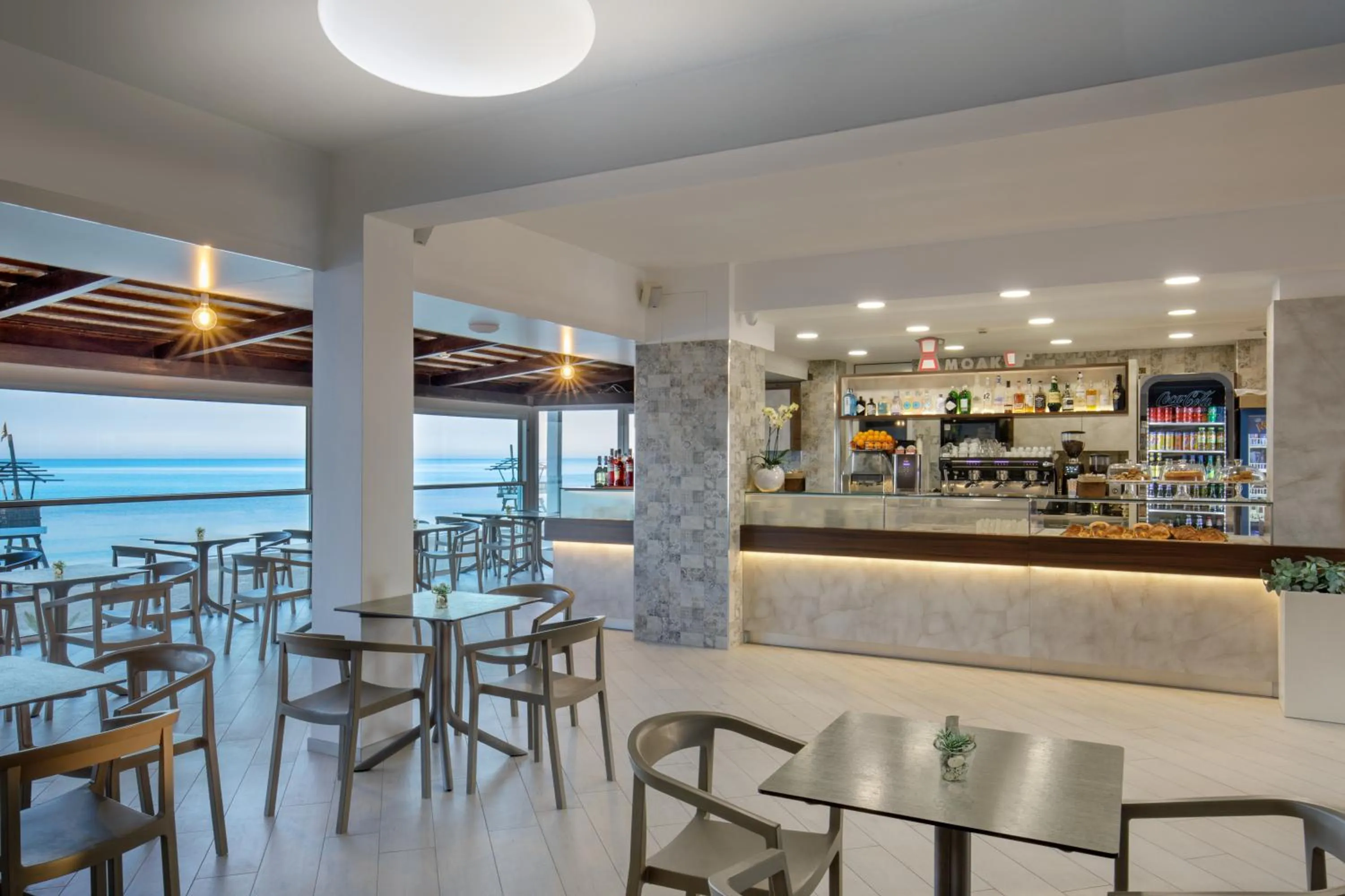 Restaurant/places to eat in Hotel Tirreno