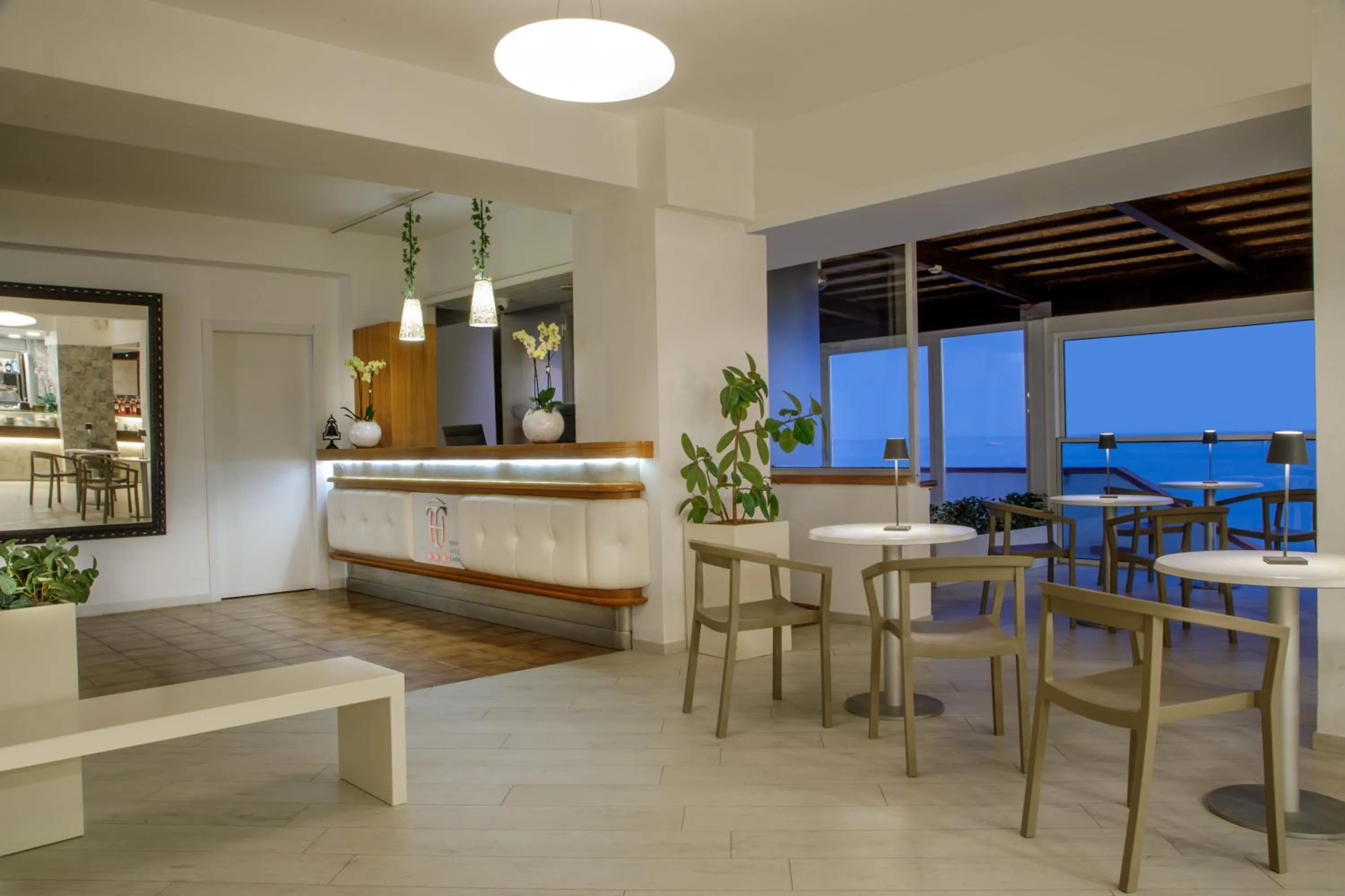 Restaurant/places to eat in Hotel Tirreno