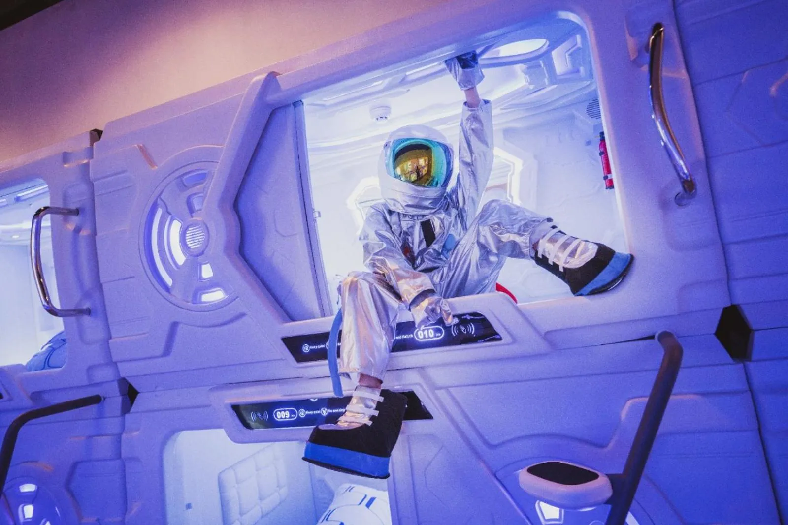 Hashtag.Capsule.Hostel