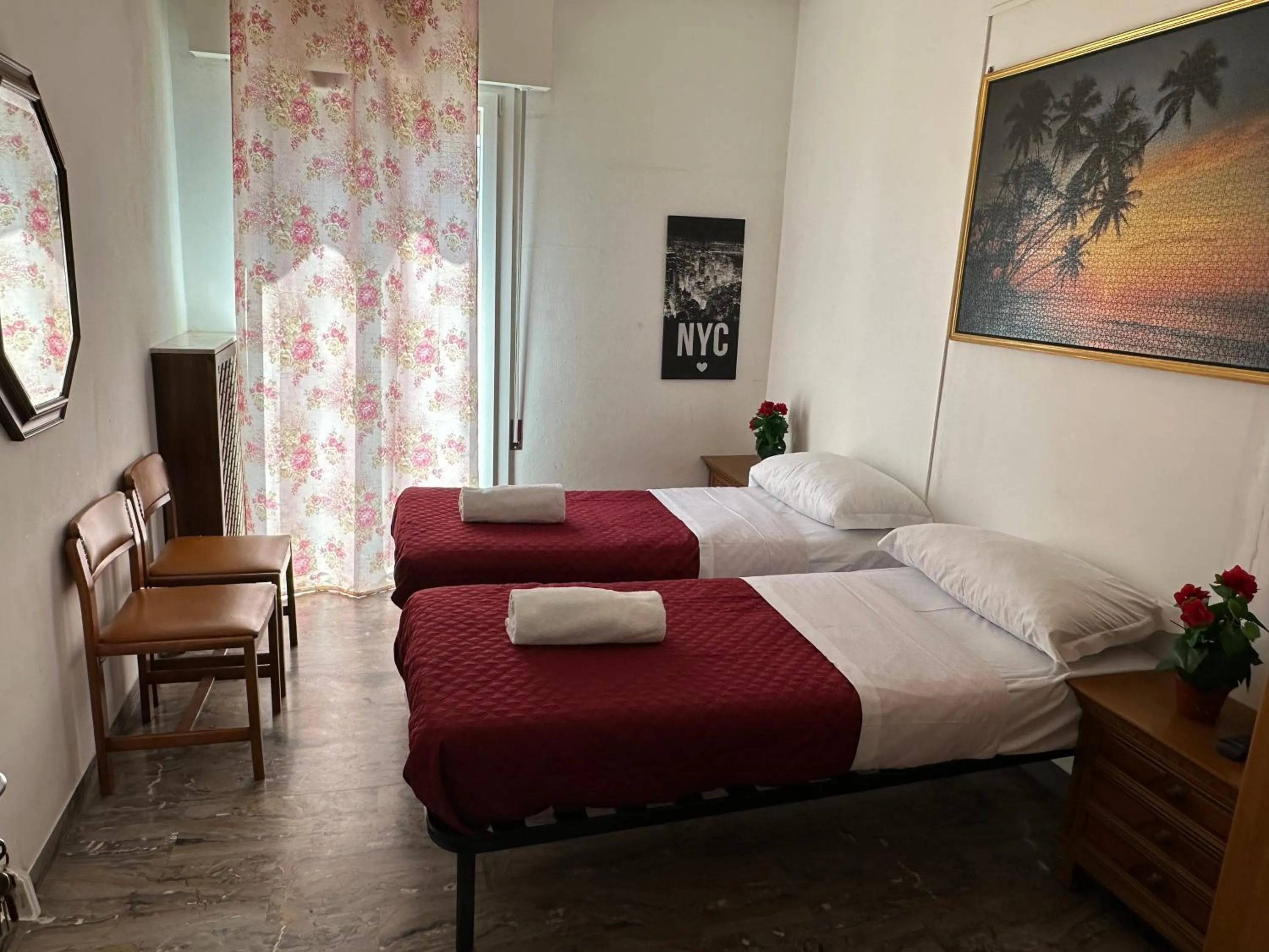 Property building, Bed in Venice Star House