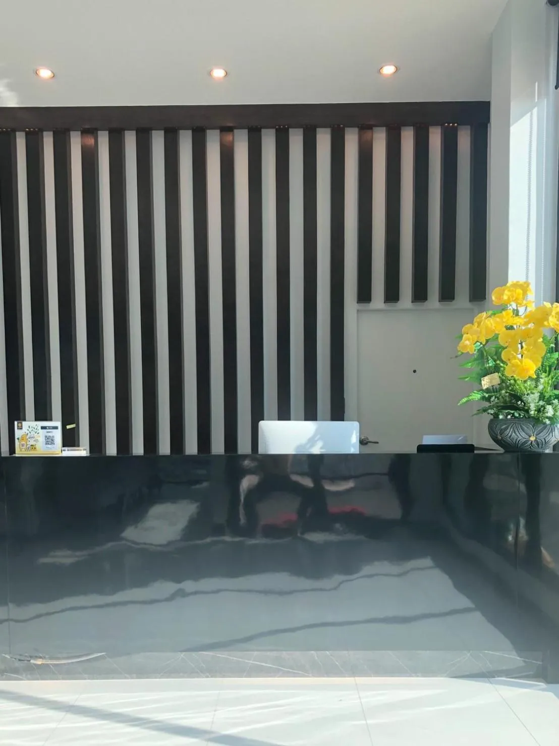 Text overlay in T-NEE Hotel@Udon