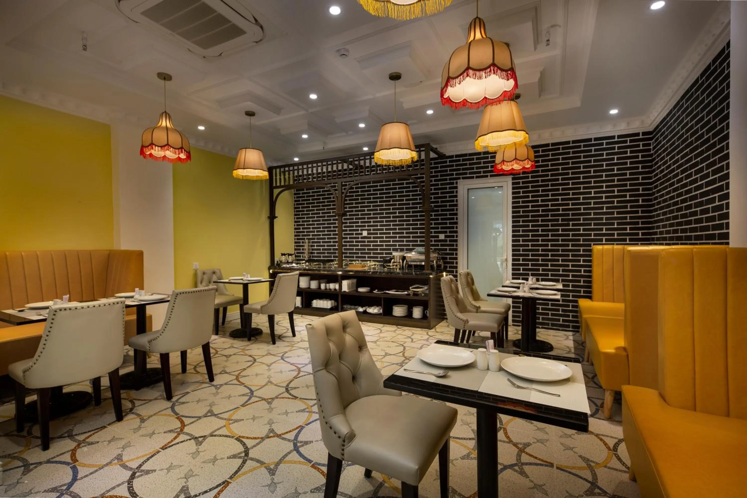 Restaurant/places to eat in Adaline Hotel & Apartment