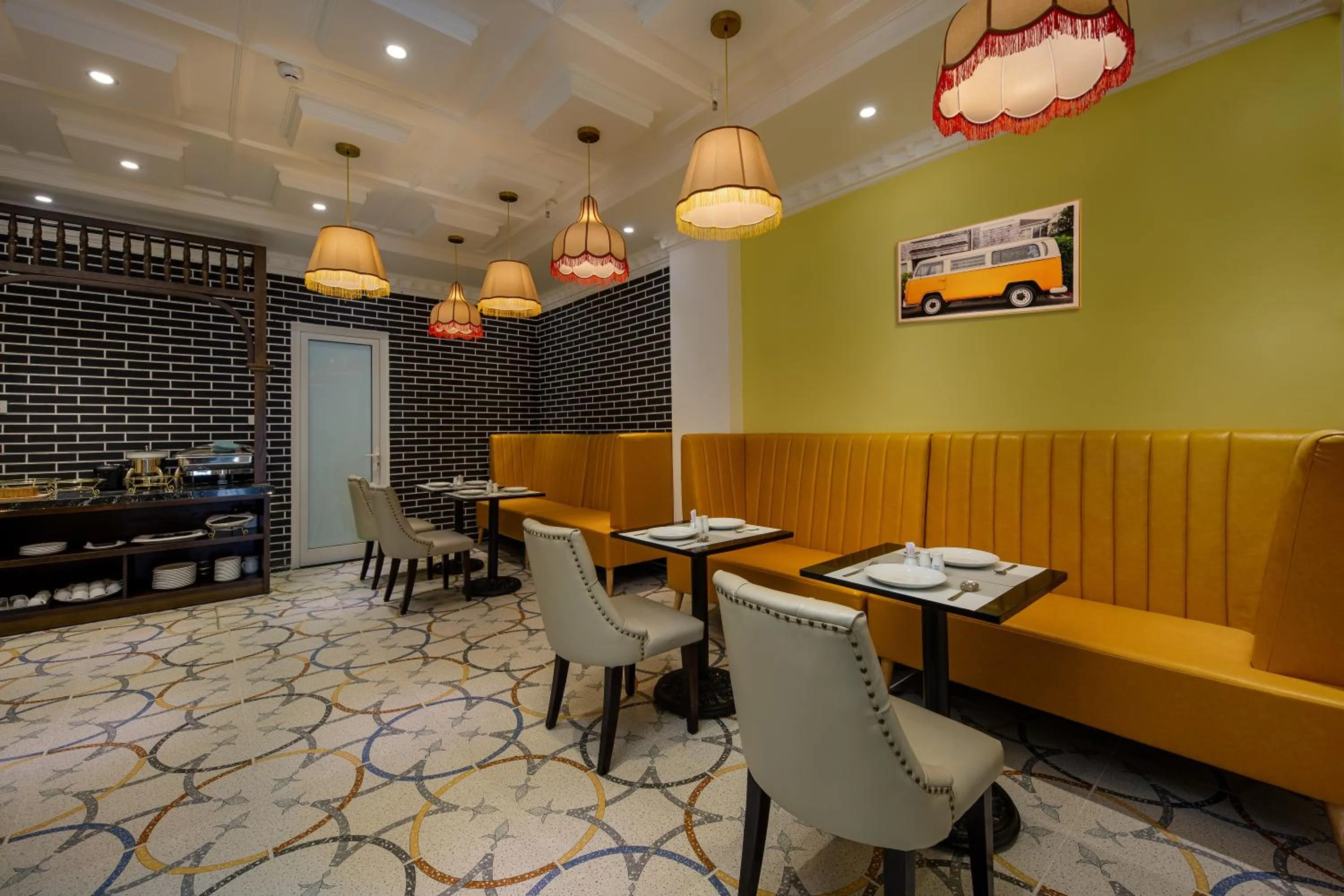 Restaurant/places to eat in Adaline Hotel & Apartment