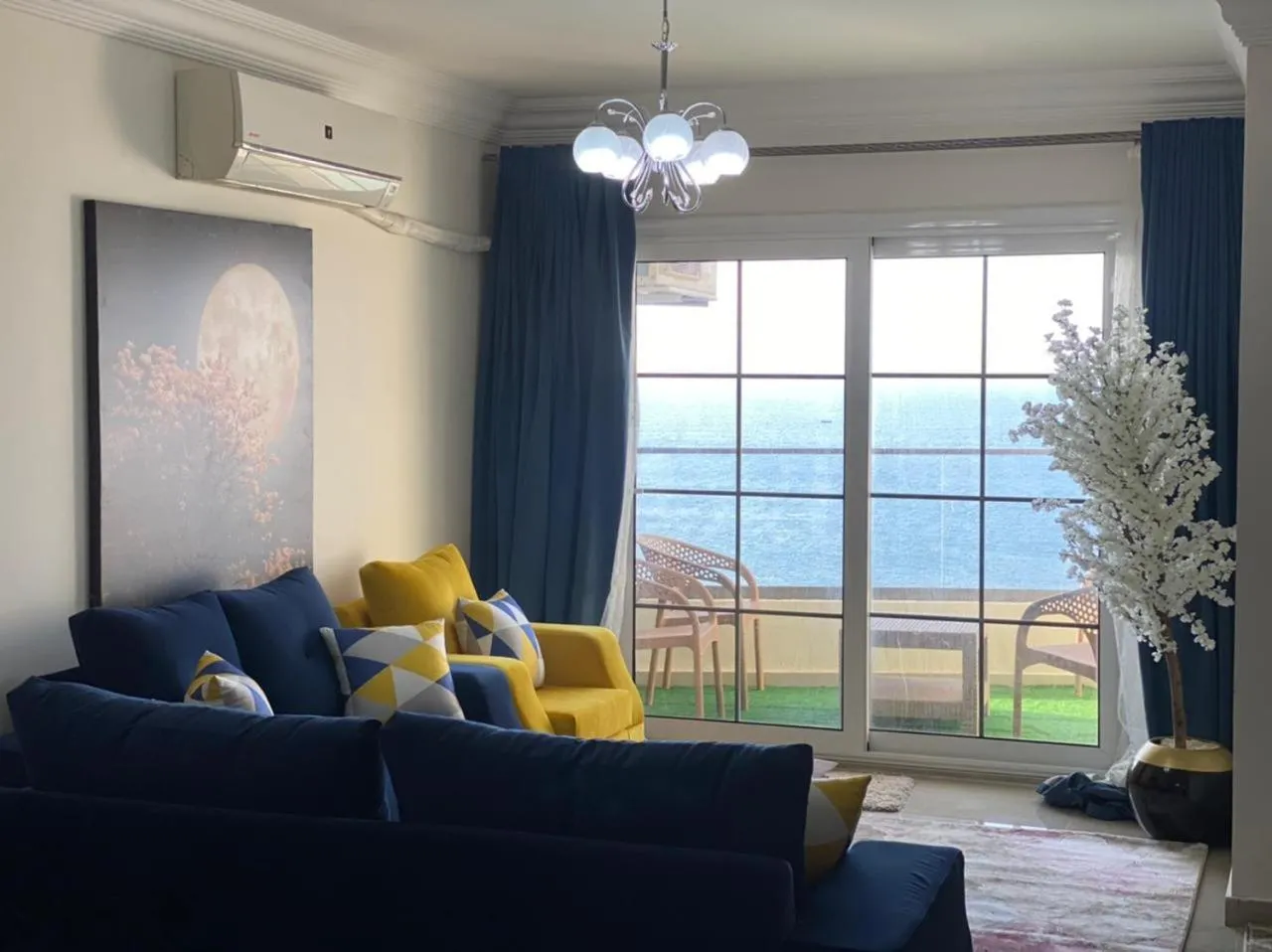 Wide Seaview 3-Bedroom Apartment
