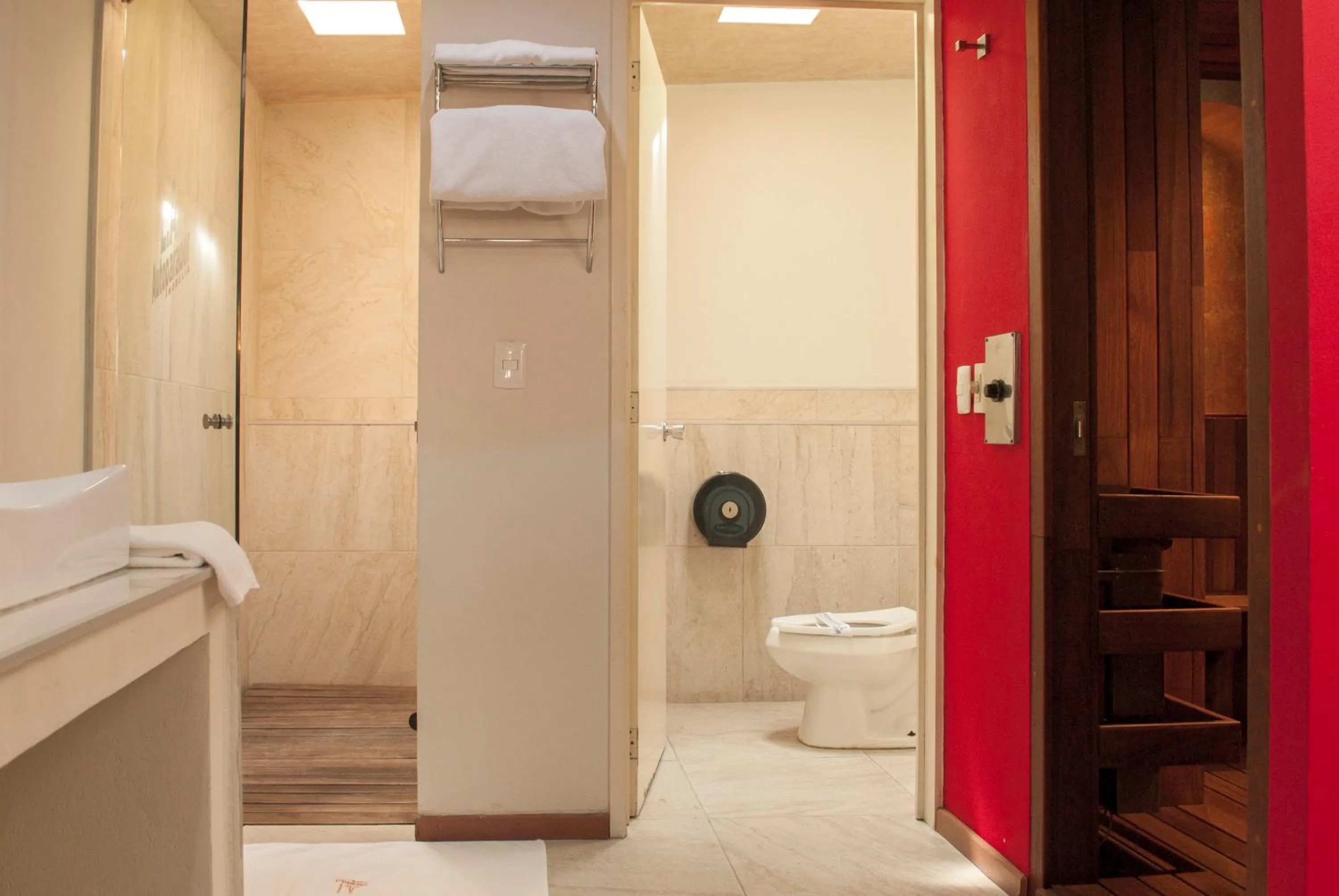 Day, Bathroom in Motel LA Autoparador