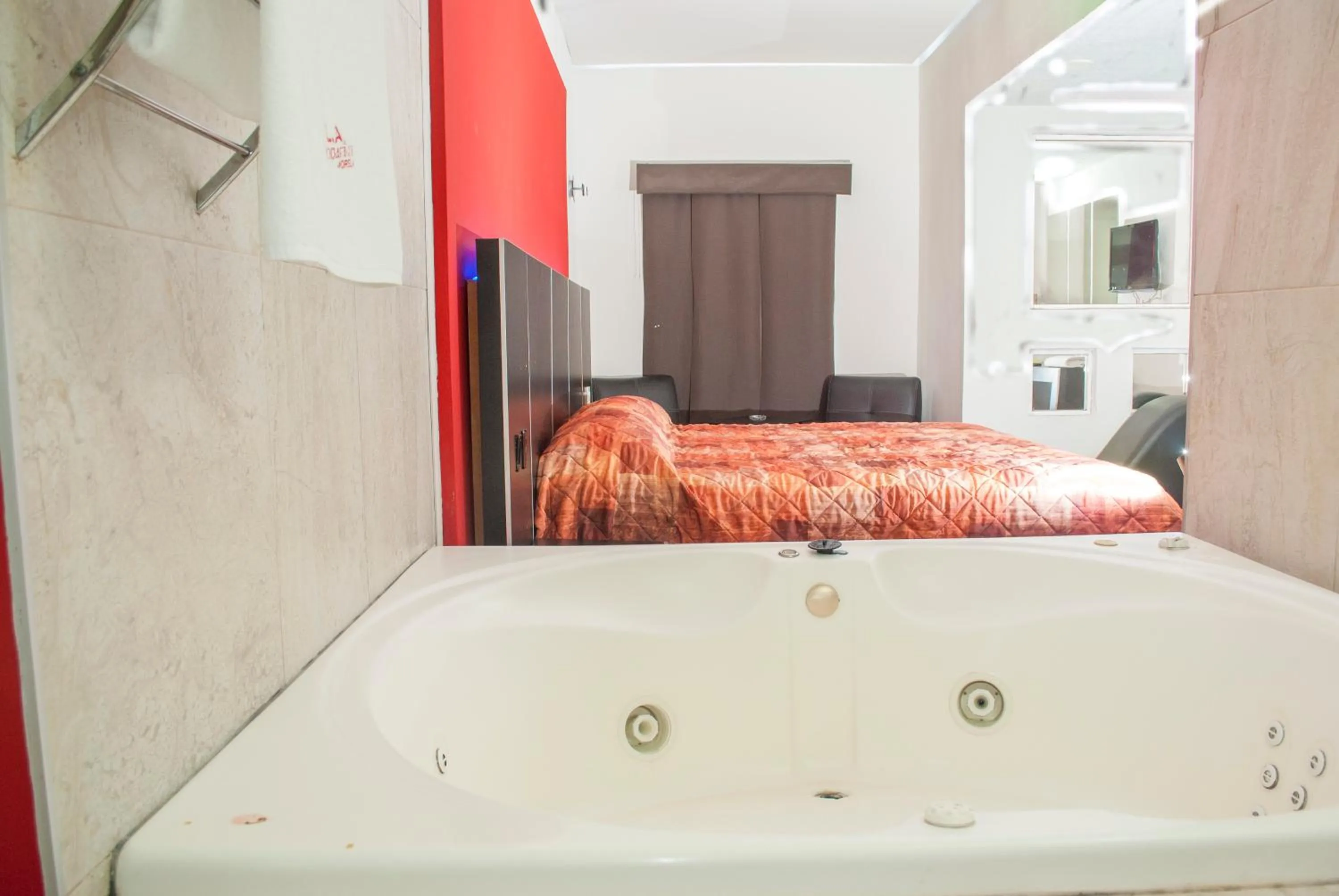 Bed, Bathroom in Motel LA Autoparador