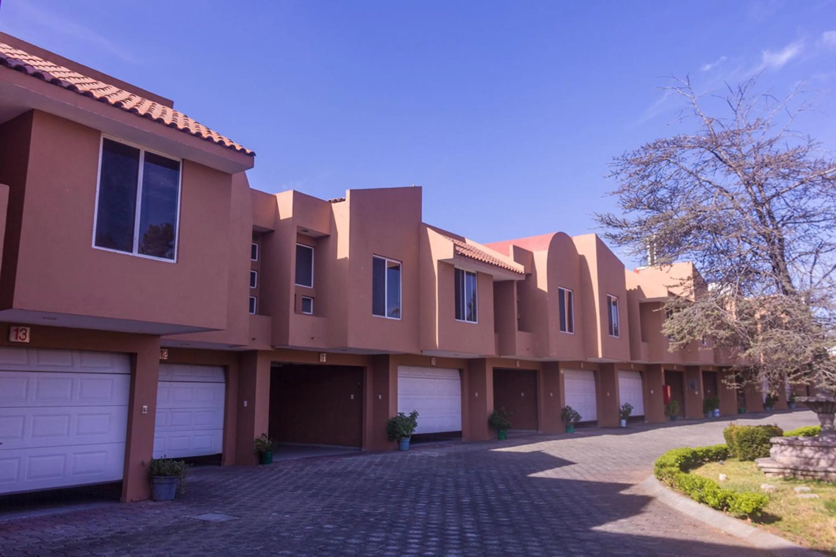 Property Building in Motel LA Autoparador