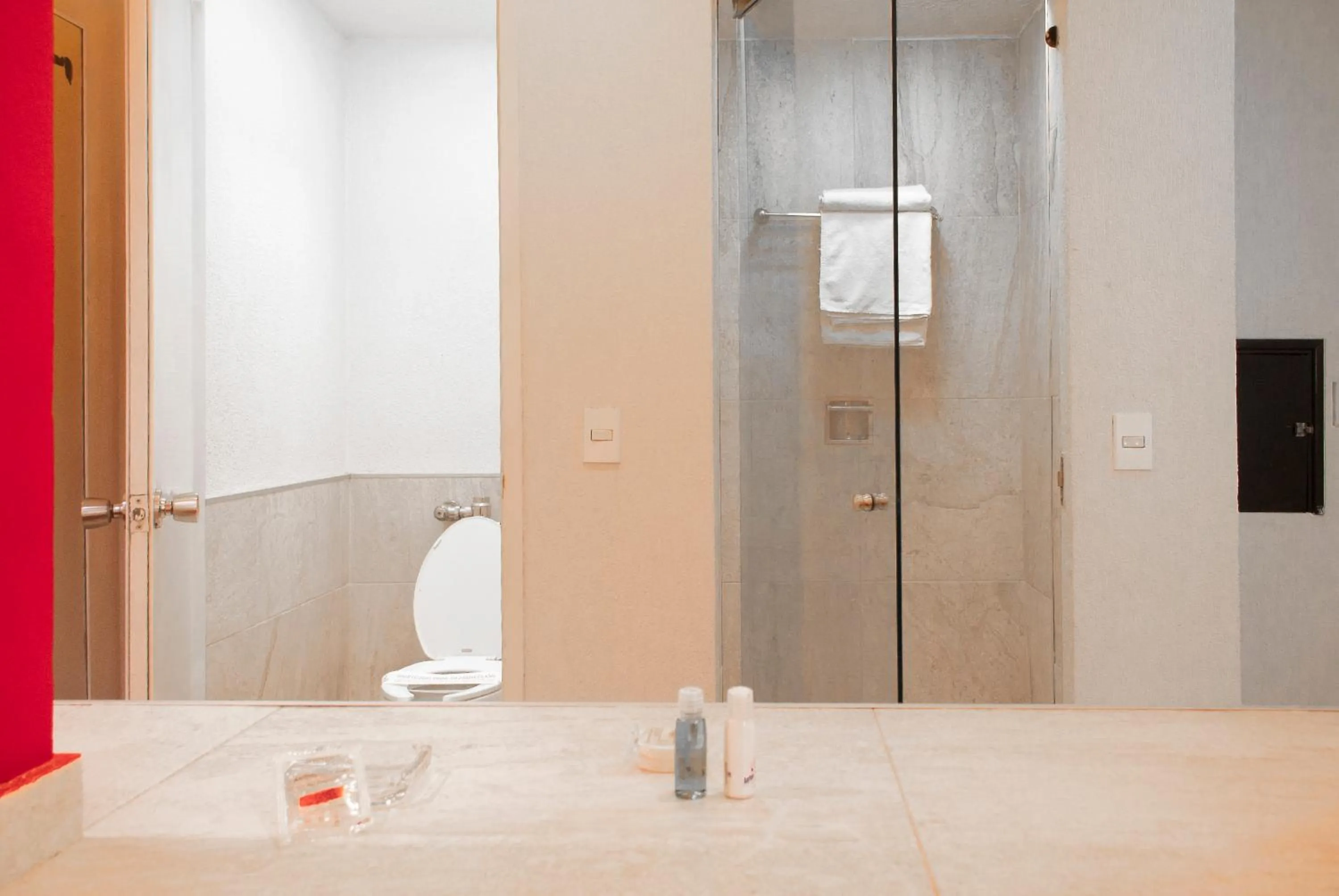 Shower, Bathroom in Motel LA Autoparador