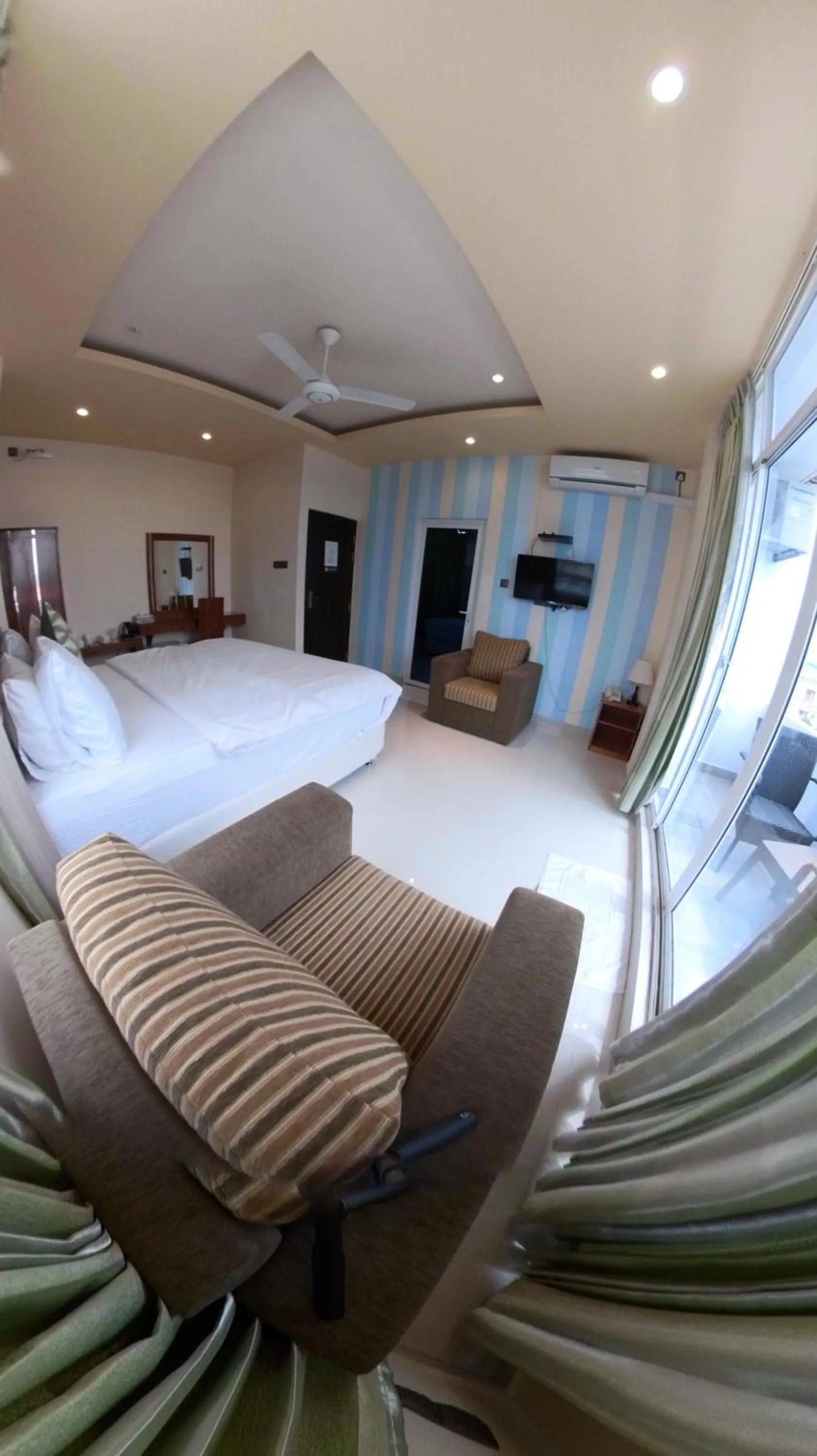 Photo of the whole room, Bed in CONTENTO RETREAT