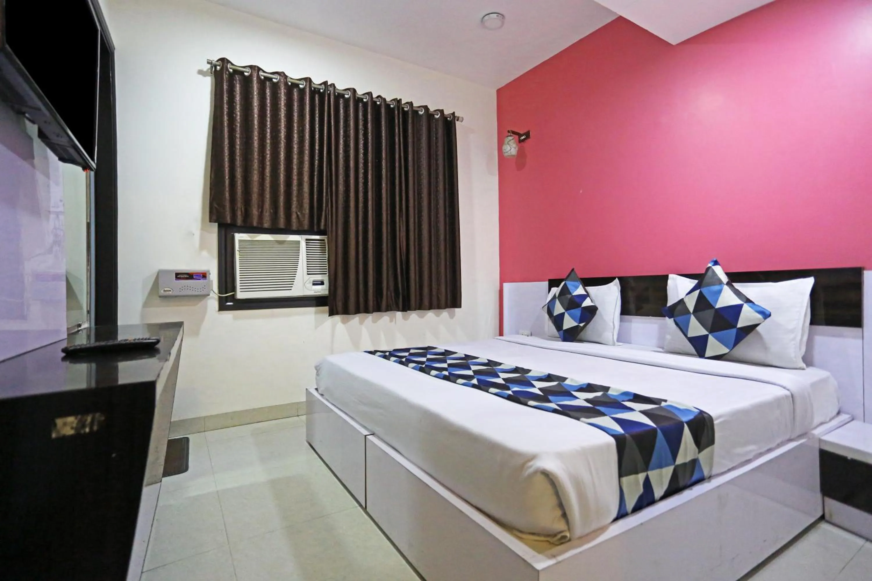 Bed in Hotel Star Inn-Near Delhi Airport