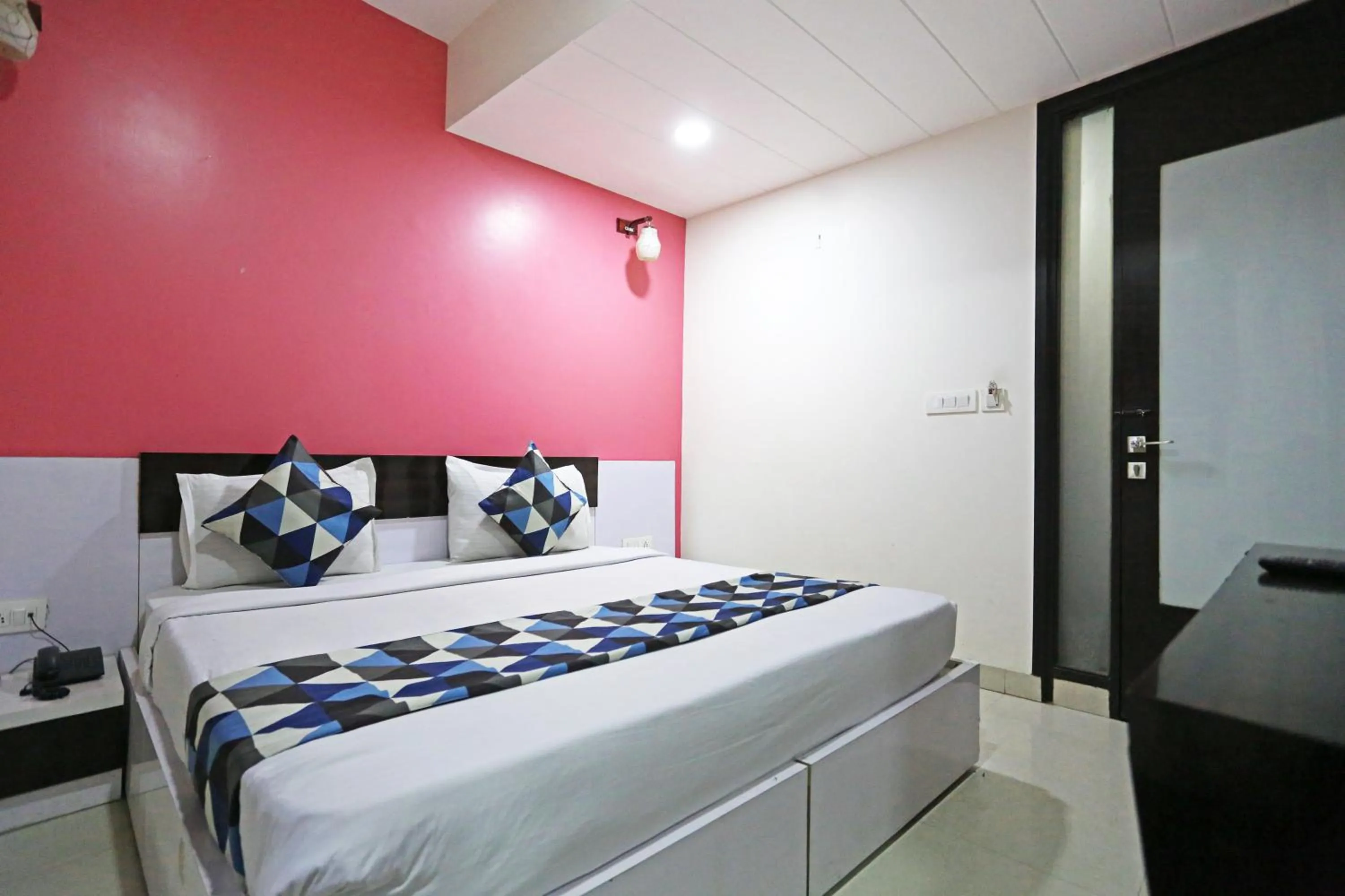 Bed in Hotel Star Inn-Near Delhi Airport