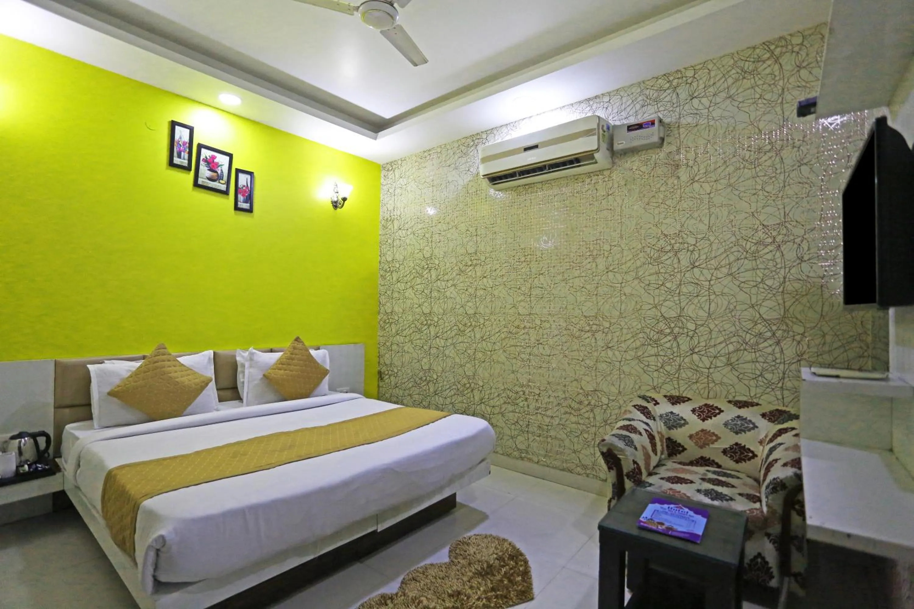 Bed in Hotel Star Inn-Near Delhi Airport