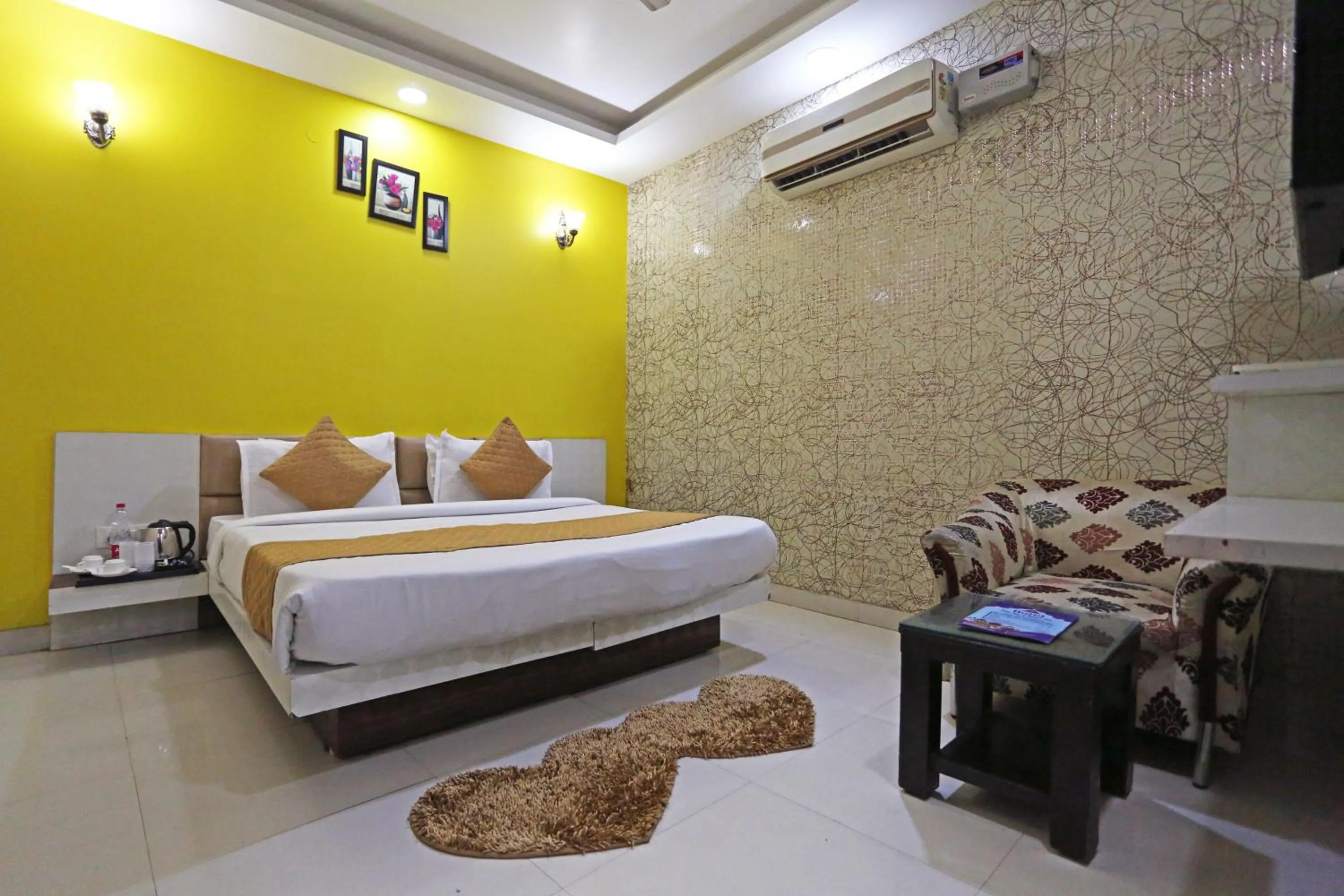 Bed in Hotel Star Inn-Near Delhi Airport