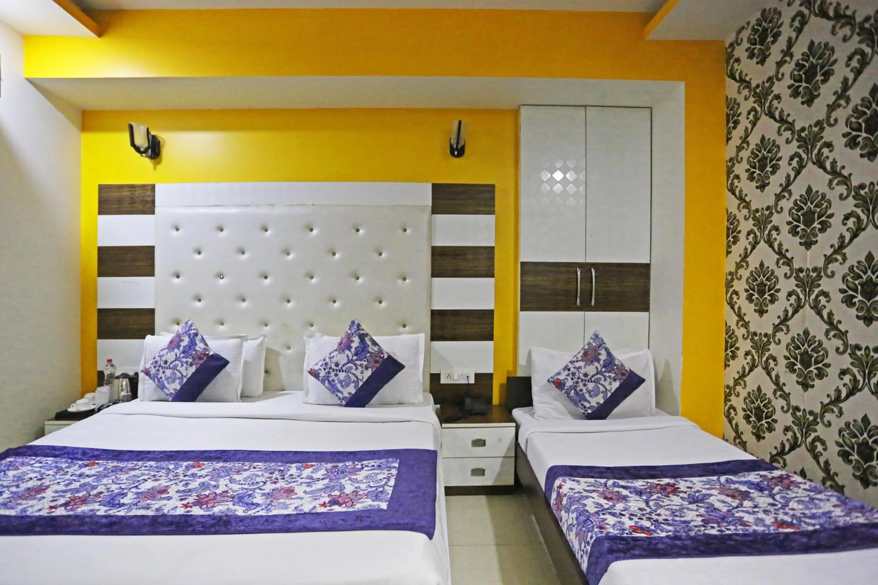 Bed in Hotel Star Inn-Near Delhi Airport