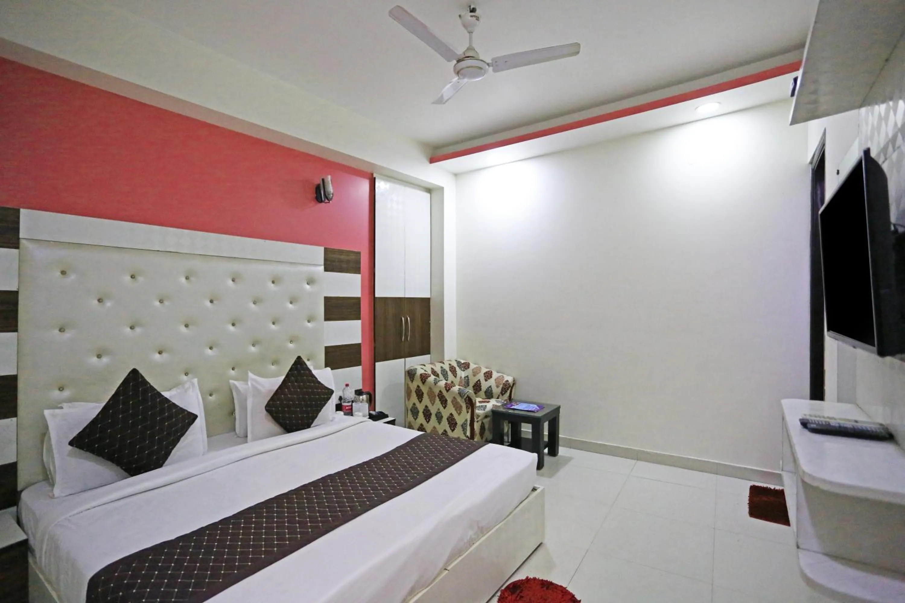 Bed in Hotel Star Inn-Near Delhi Airport