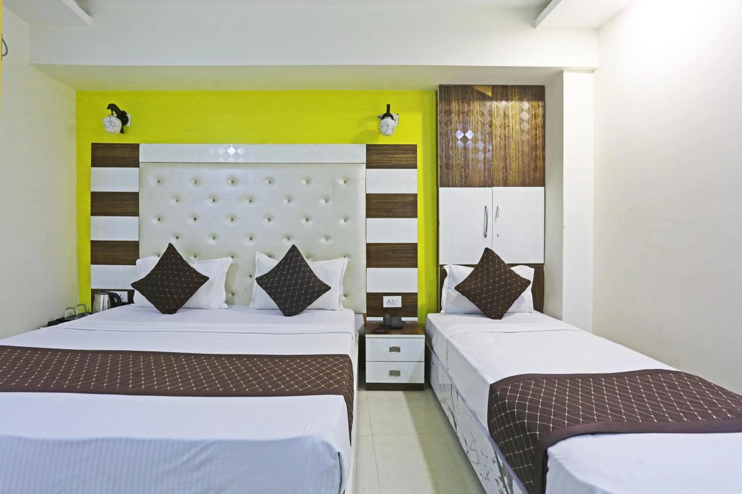 Bed in Hotel Star Inn-Near Delhi Airport