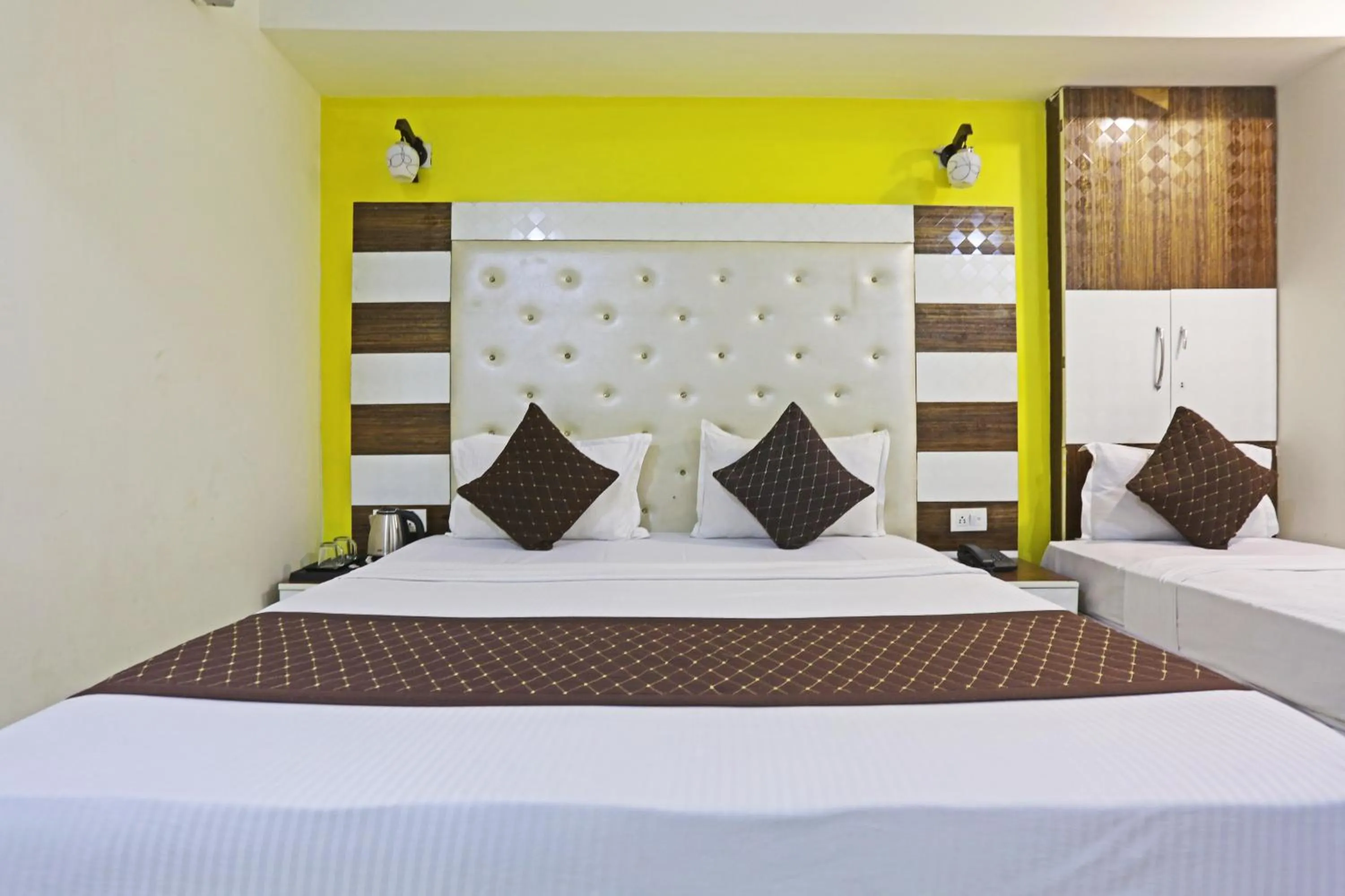 Bed in Hotel Star Inn-Near Delhi Airport