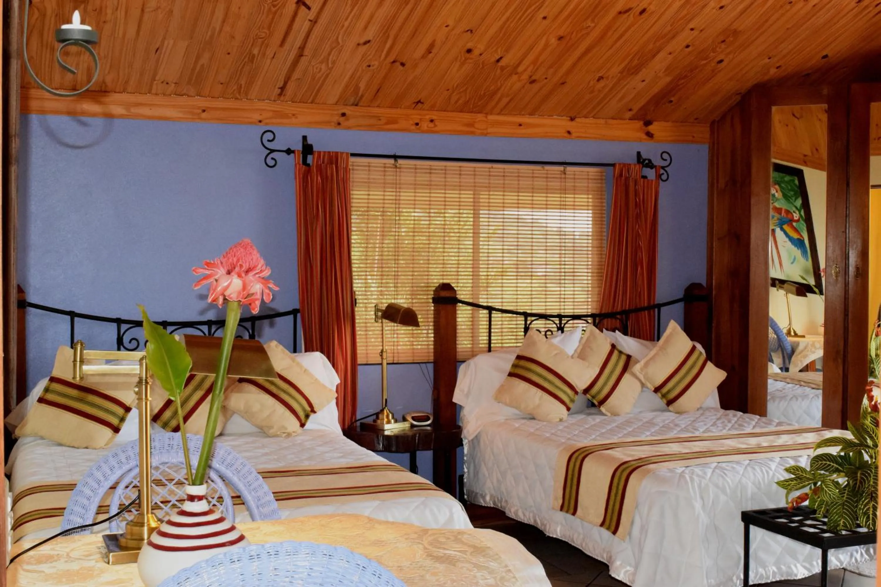 Photo of the whole room, Bed in Guayabo Lodge