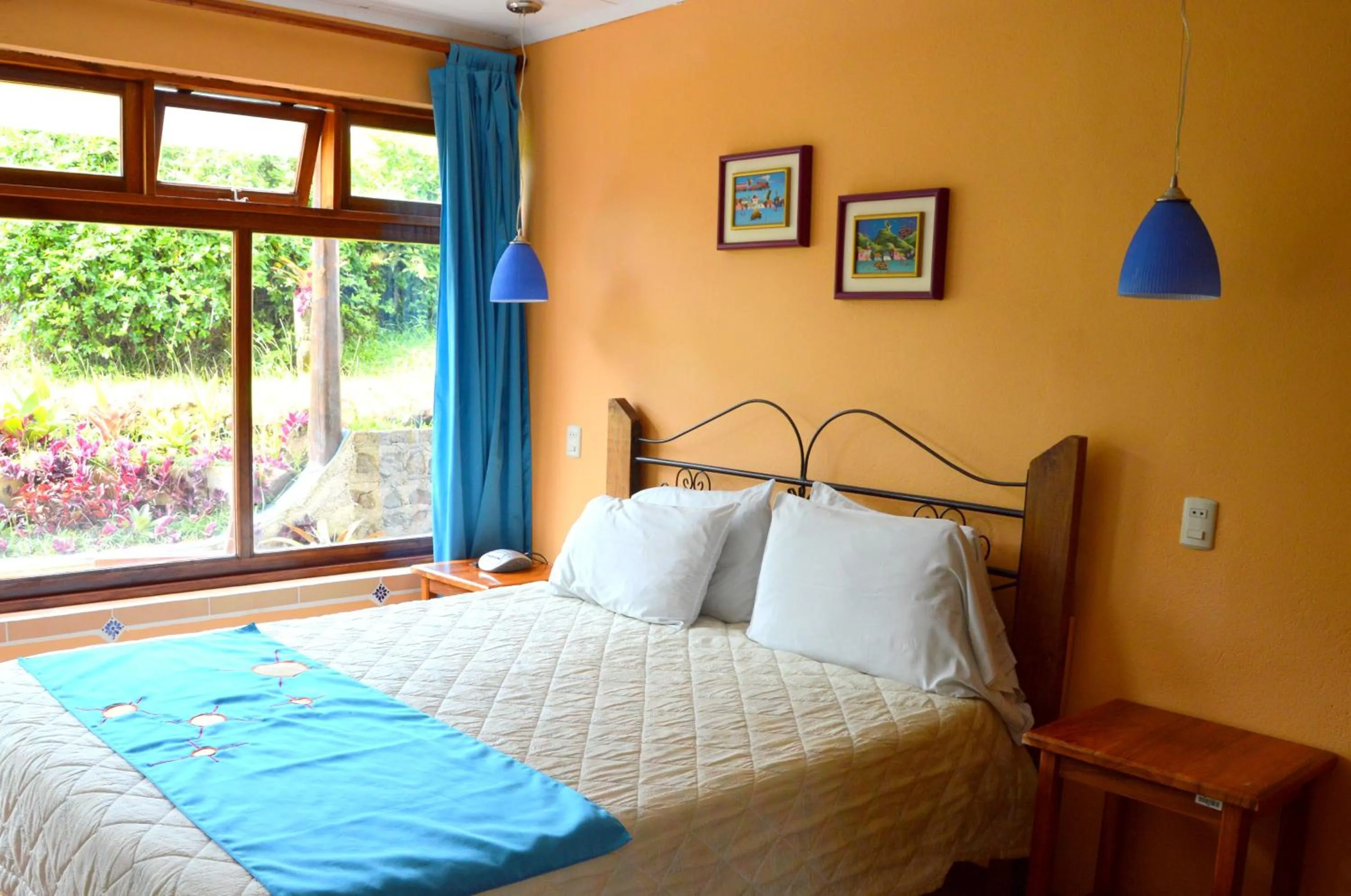 Photo of the whole room, Bed in Guayabo Lodge