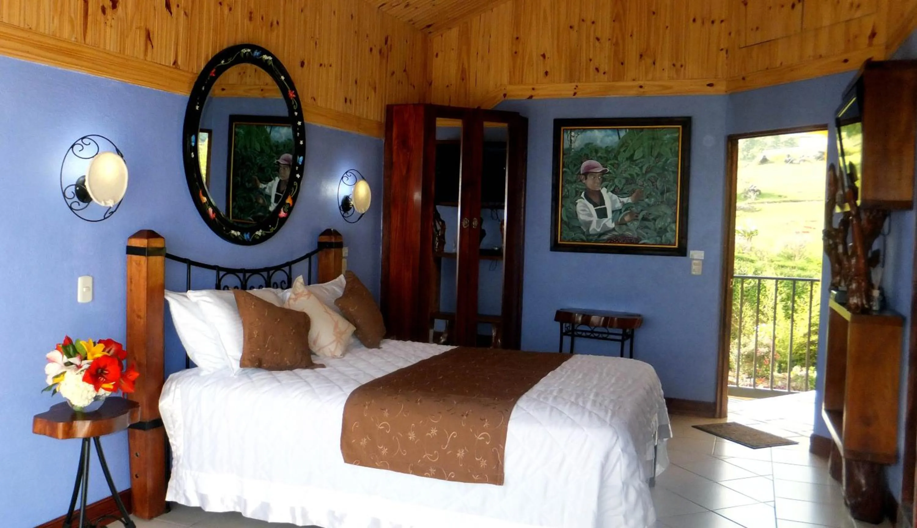Bed in Guayabo Lodge