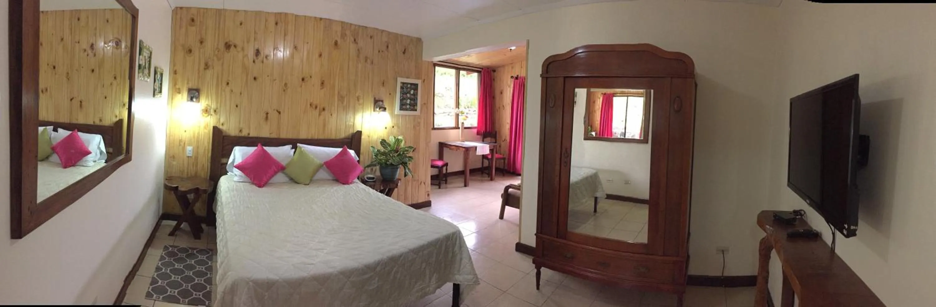 Photo of the whole room, Bed in Guayabo Lodge