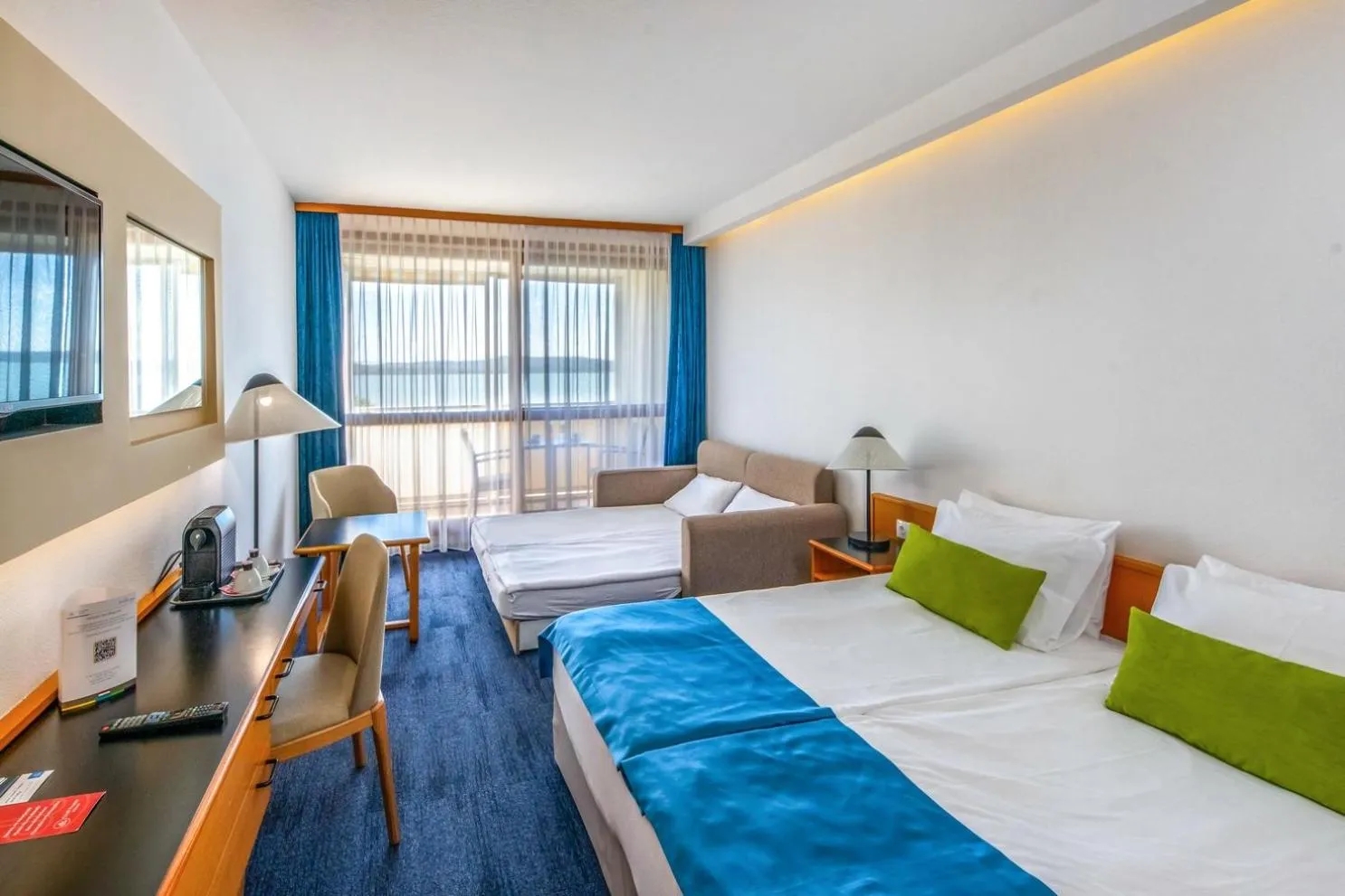 Bedroom, Bed in Hotel Club Tihany