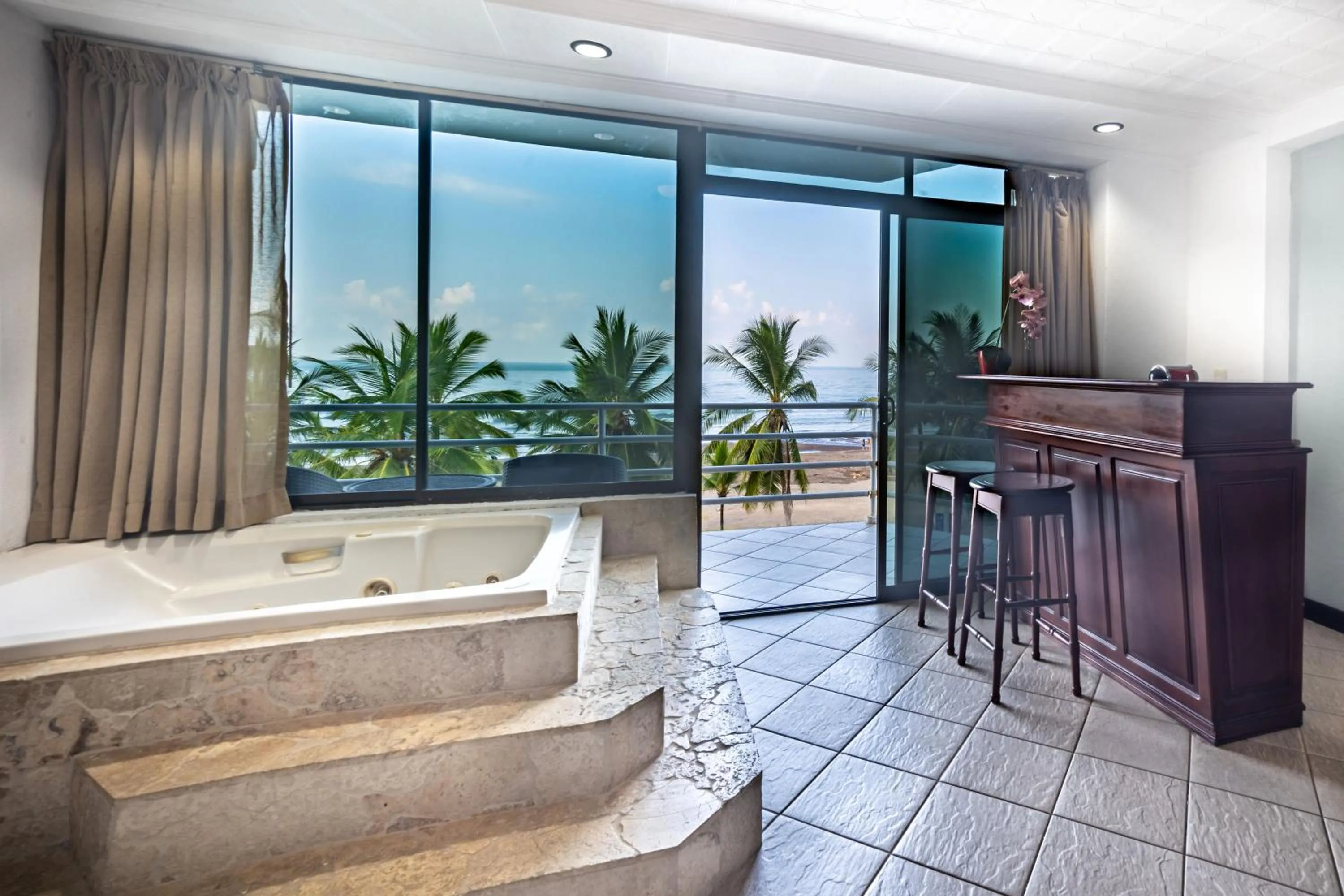 Hot Tub in Paradise Jaco Beach Front