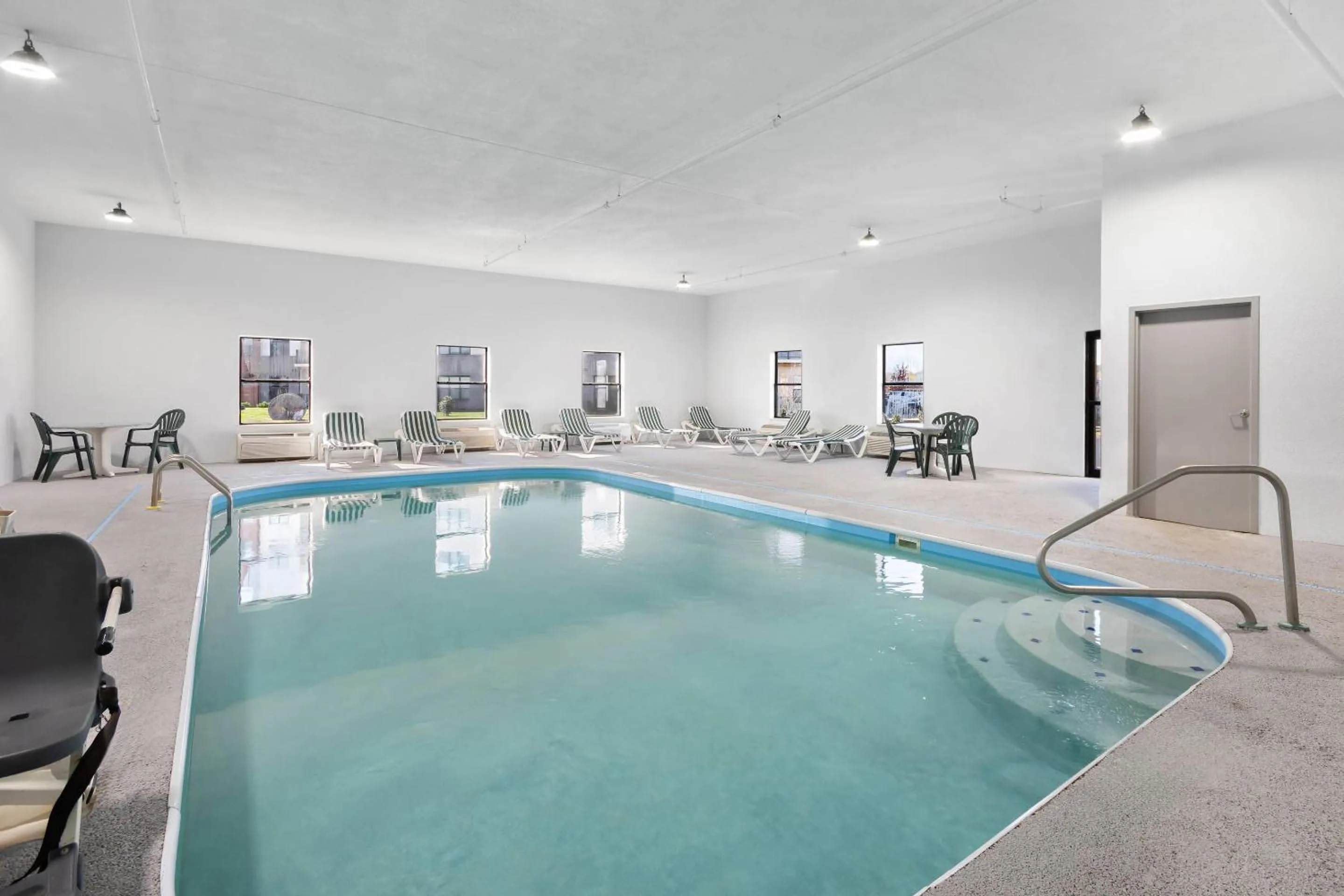 Swimming pool in Comfort Inn & Suites Cincinnati Eastgate