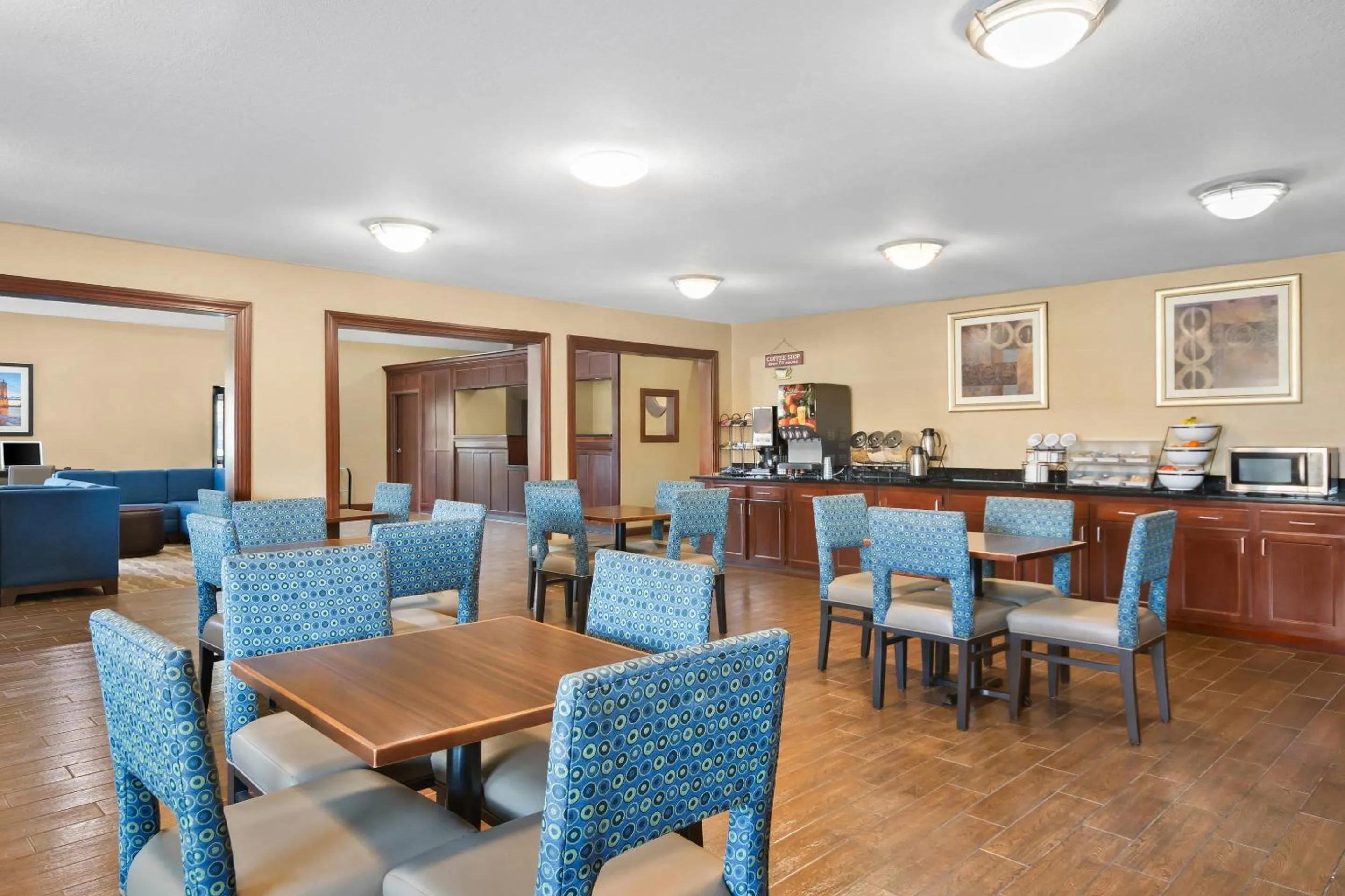 Breakfast in Comfort Inn & Suites Cincinnati Eastgate