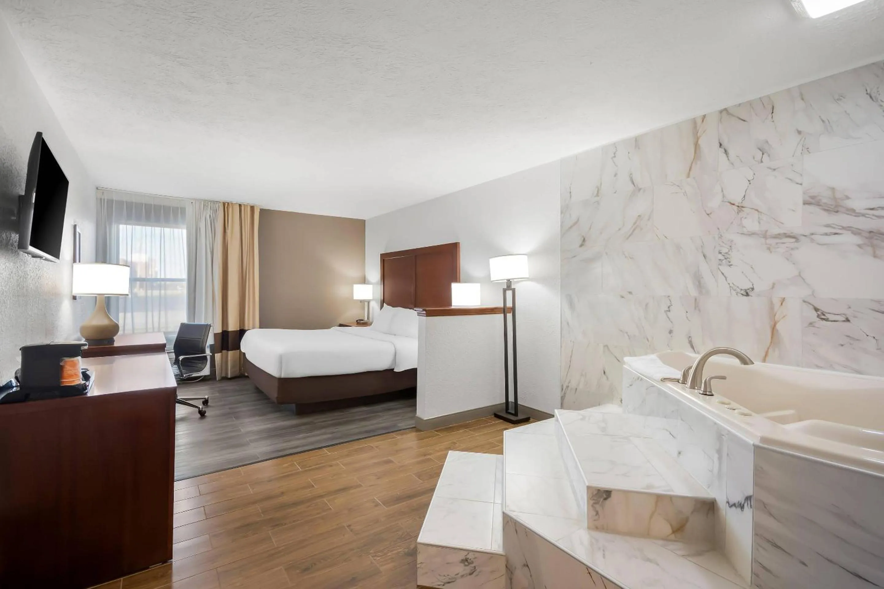 Bedroom, Bed in Comfort Inn & Suites Cincinnati Eastgate