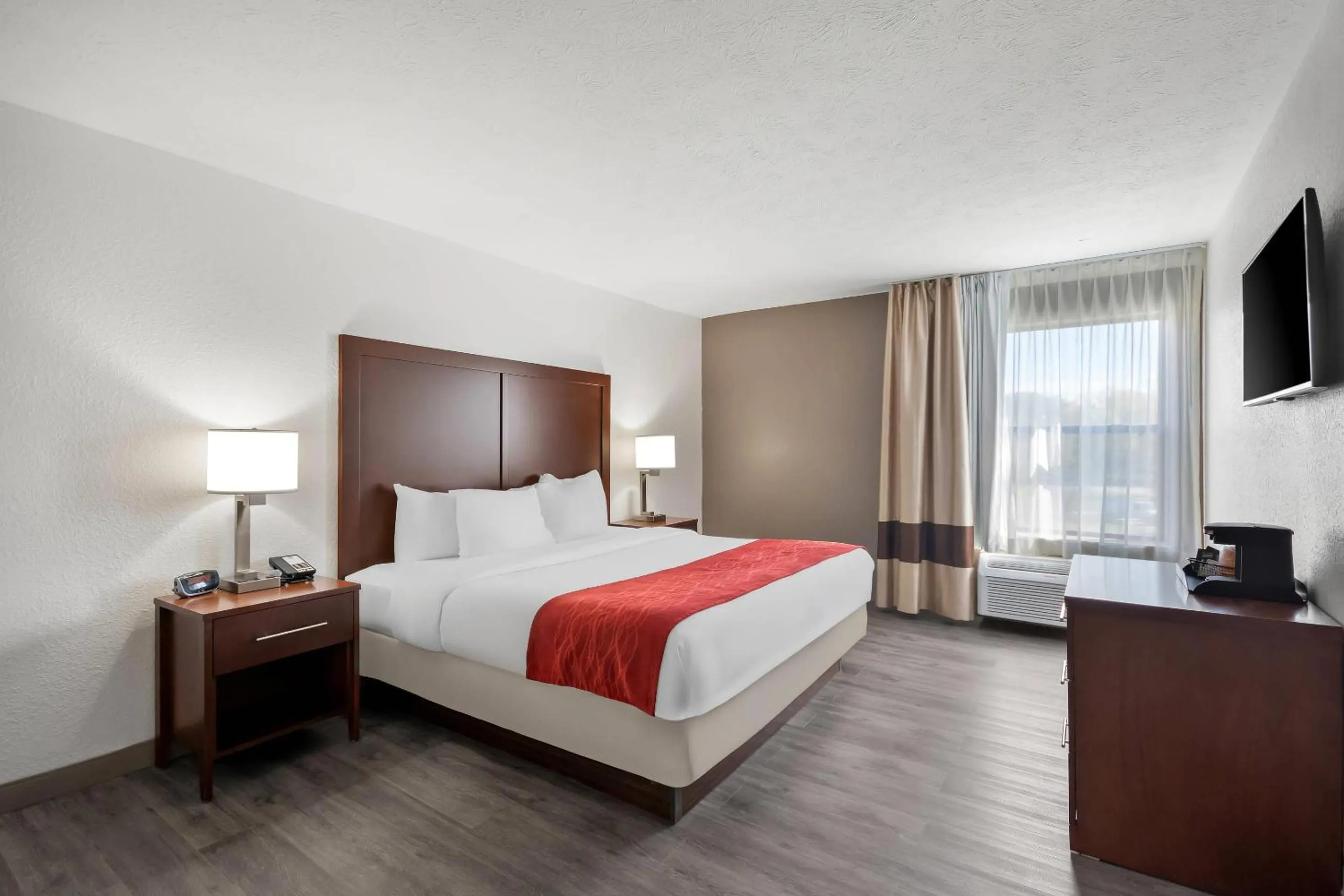 Bedroom, Bed in Comfort Inn & Suites Cincinnati Eastgate