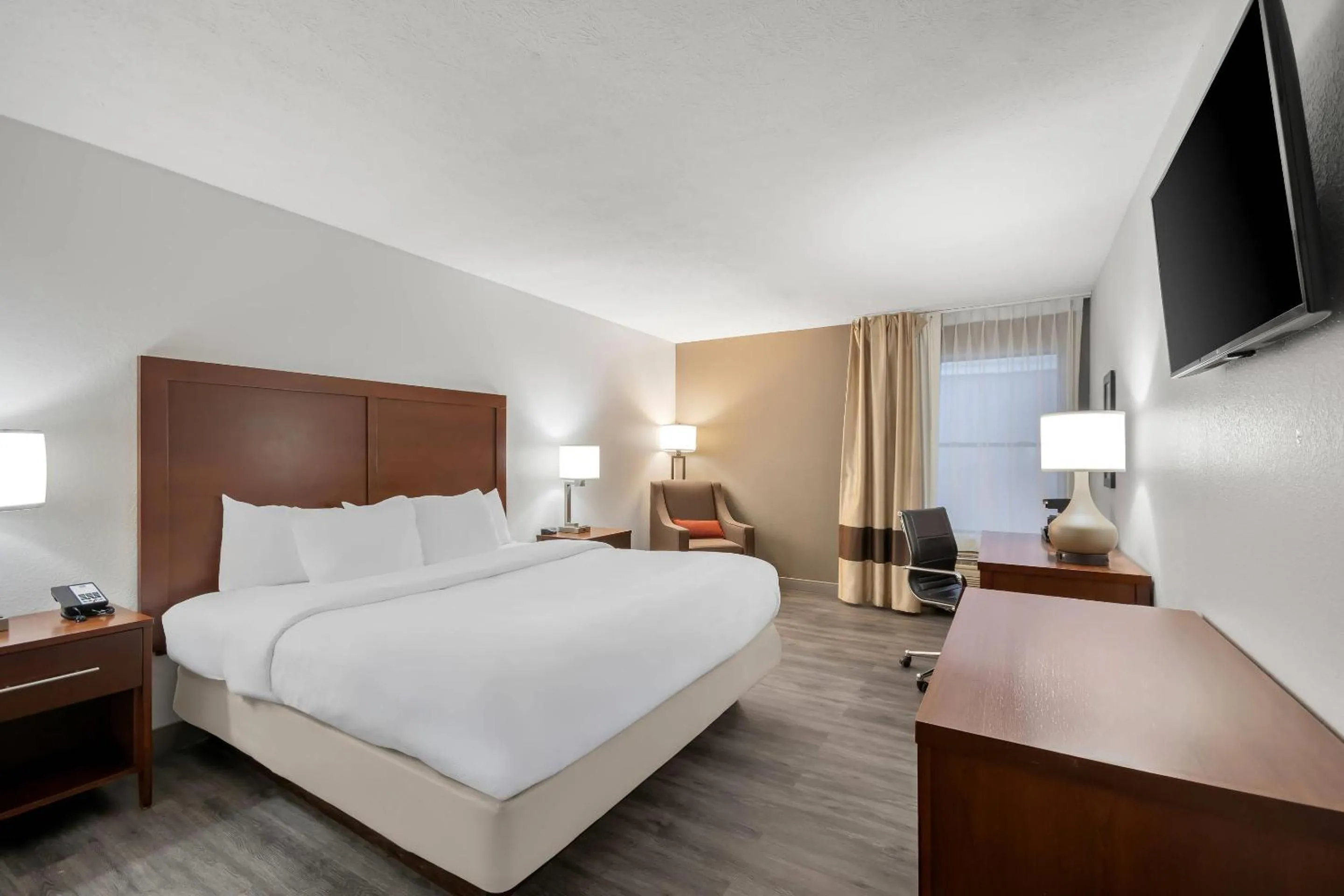 Bedroom, Bed in Comfort Inn & Suites Cincinnati Eastgate