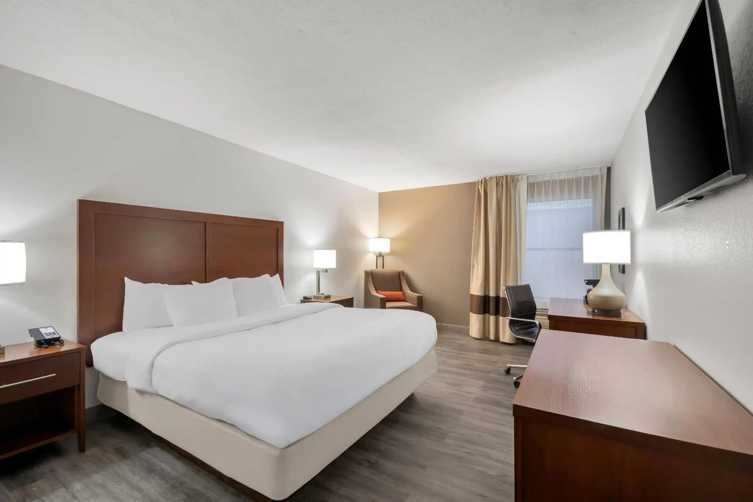 Bedroom, Bed in Comfort Inn & Suites Cincinnati Eastgate Bedroom, Bed in Comfort Inn & Suites Cincinnati Eastgate