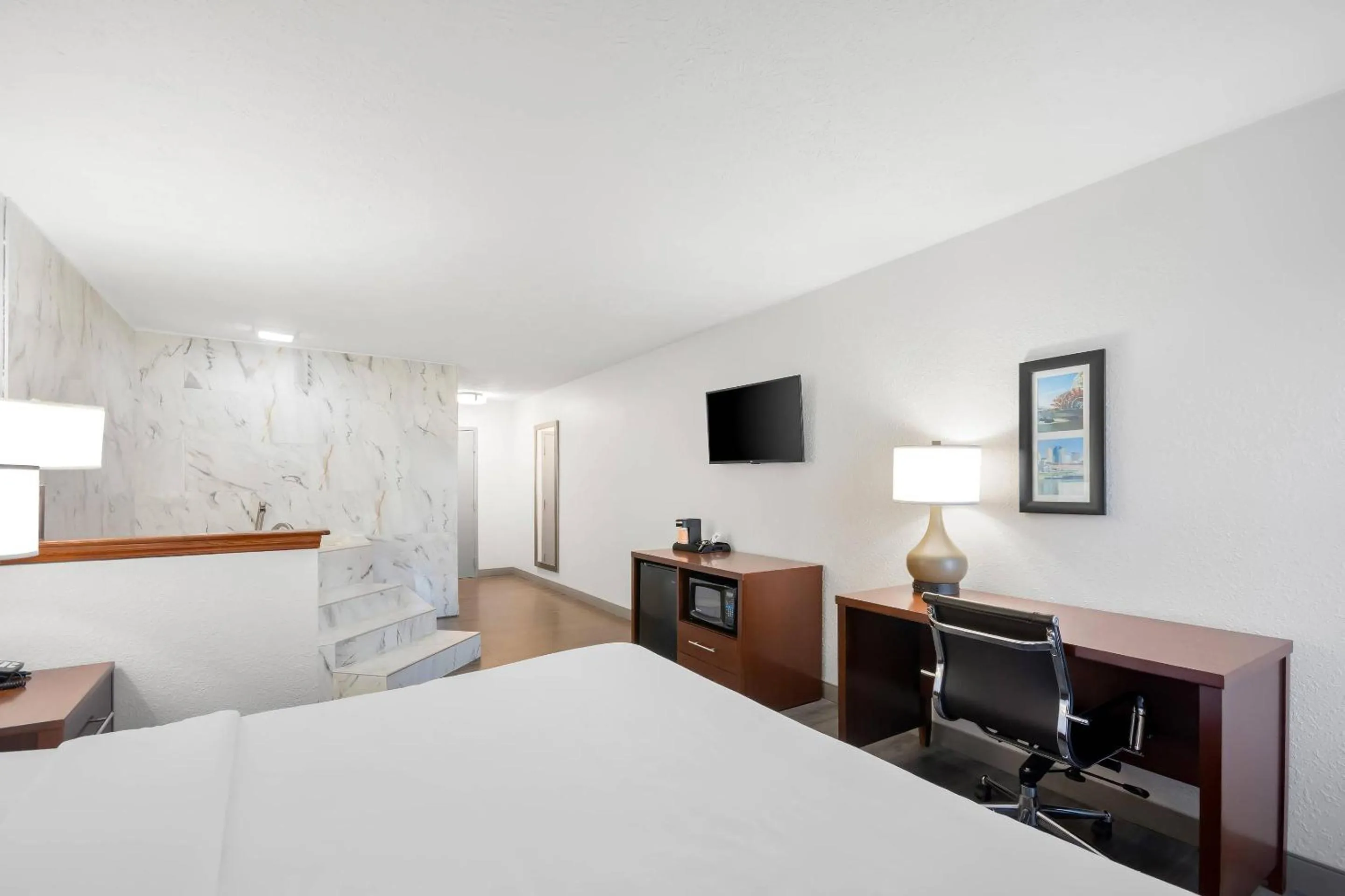 Bedroom, Bed in Comfort Inn & Suites Cincinnati Eastgate