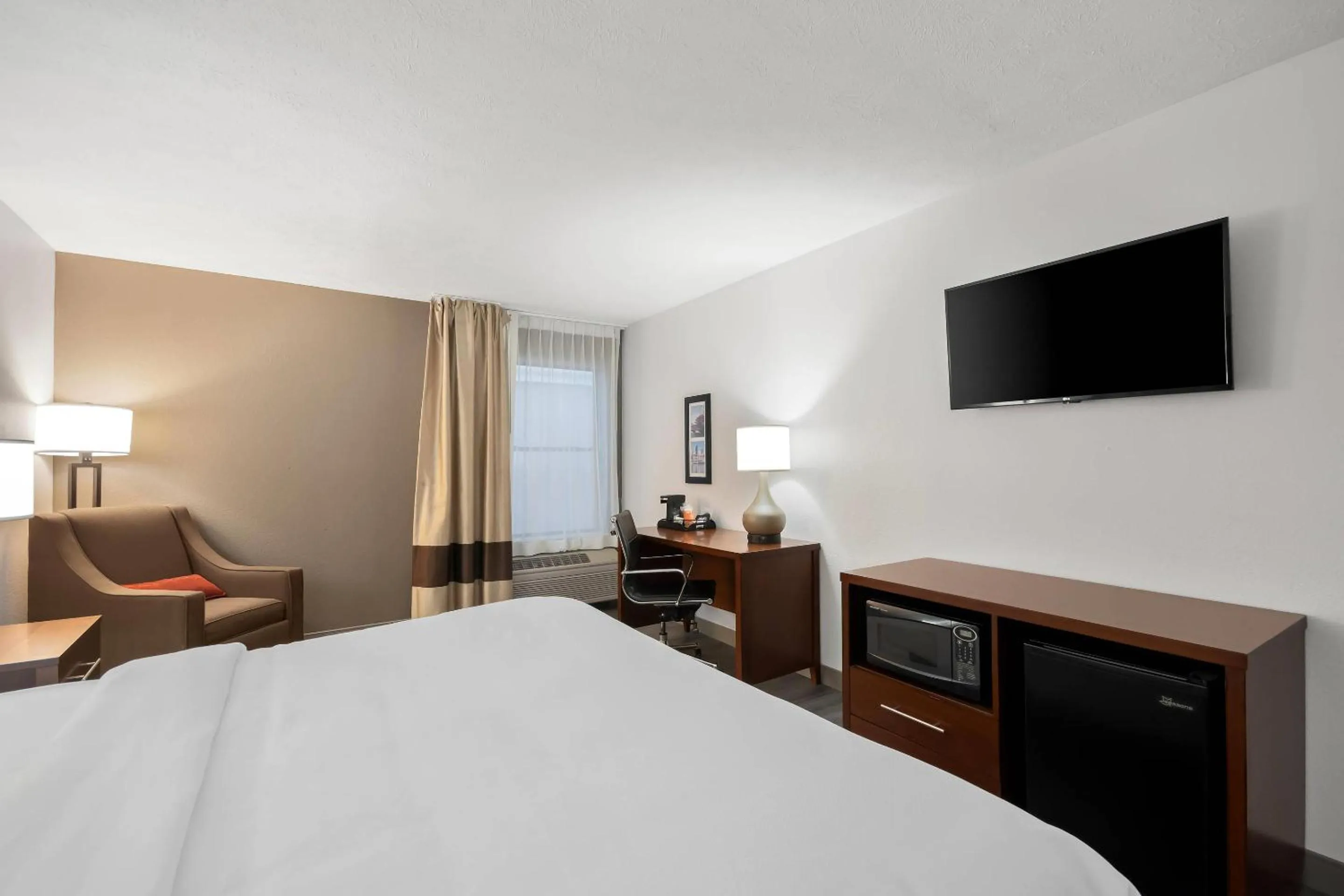 Bedroom, Bed in Comfort Inn & Suites Cincinnati Eastgate