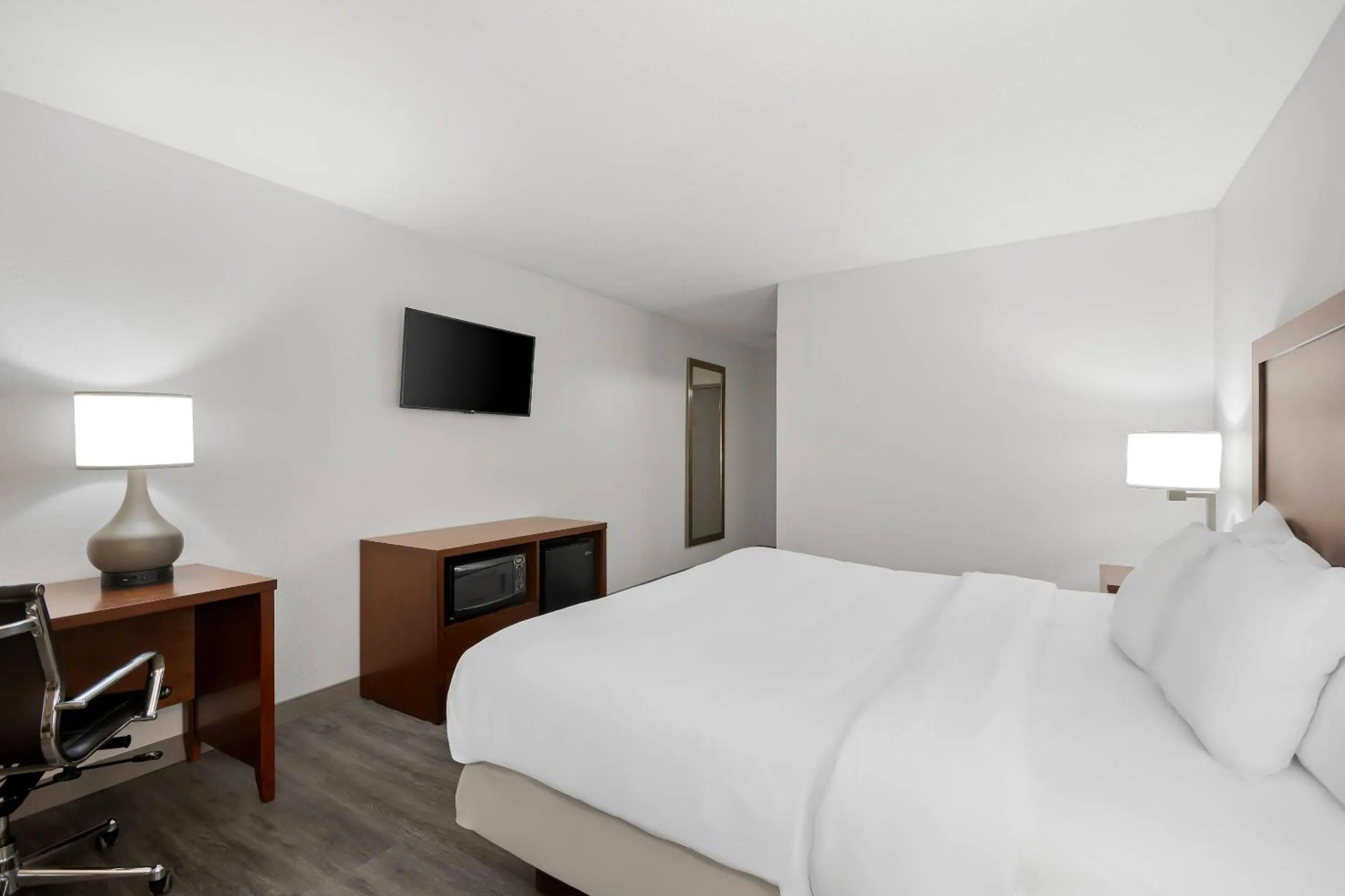 Bedroom, Bed in Comfort Inn & Suites Cincinnati Eastgate