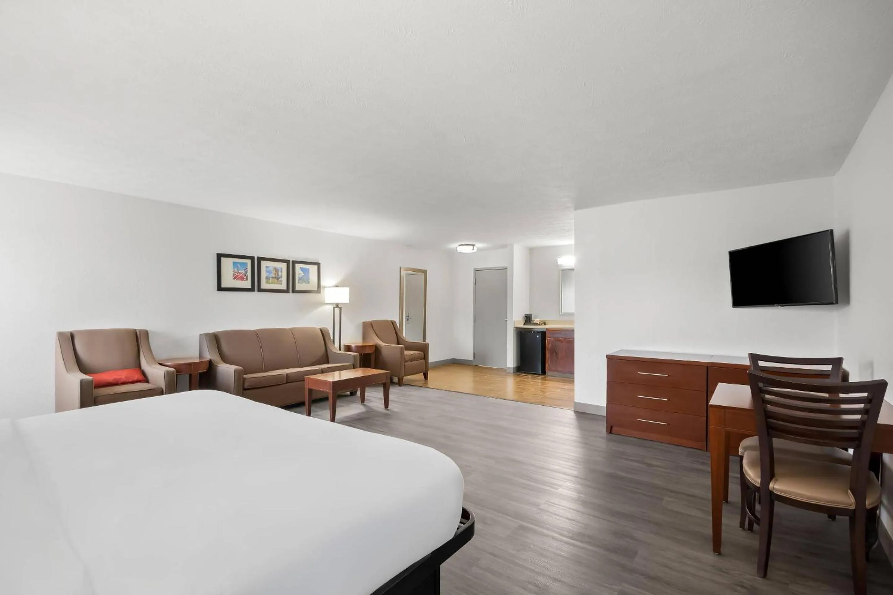 Bedroom in Comfort Inn & Suites Cincinnati Eastgate