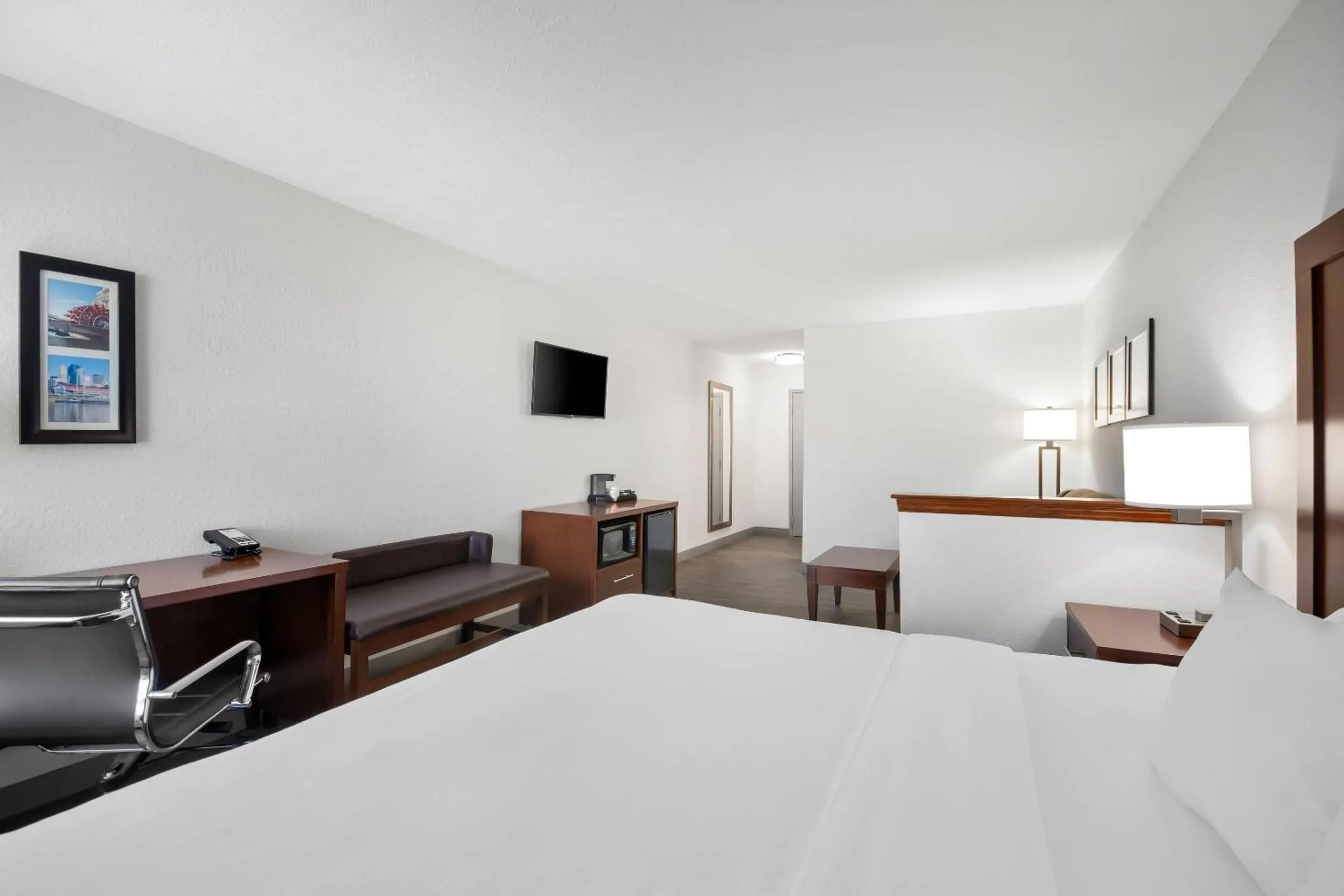 Bedroom, Bed in Comfort Inn & Suites Cincinnati Eastgate