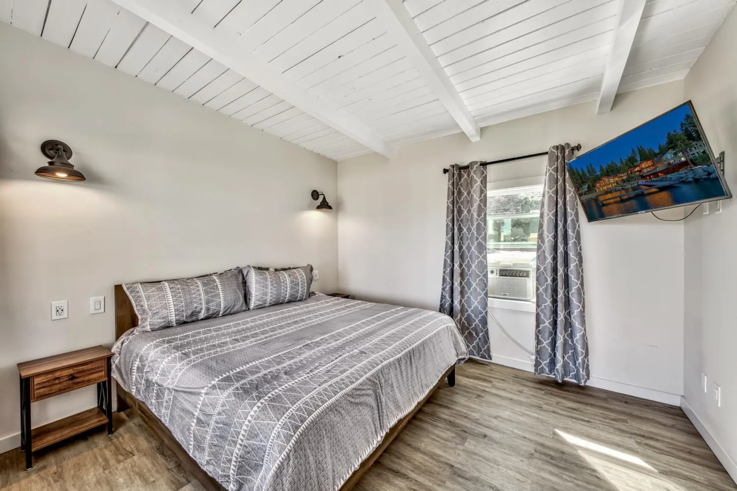 Bed in The Historic West Walker Motel