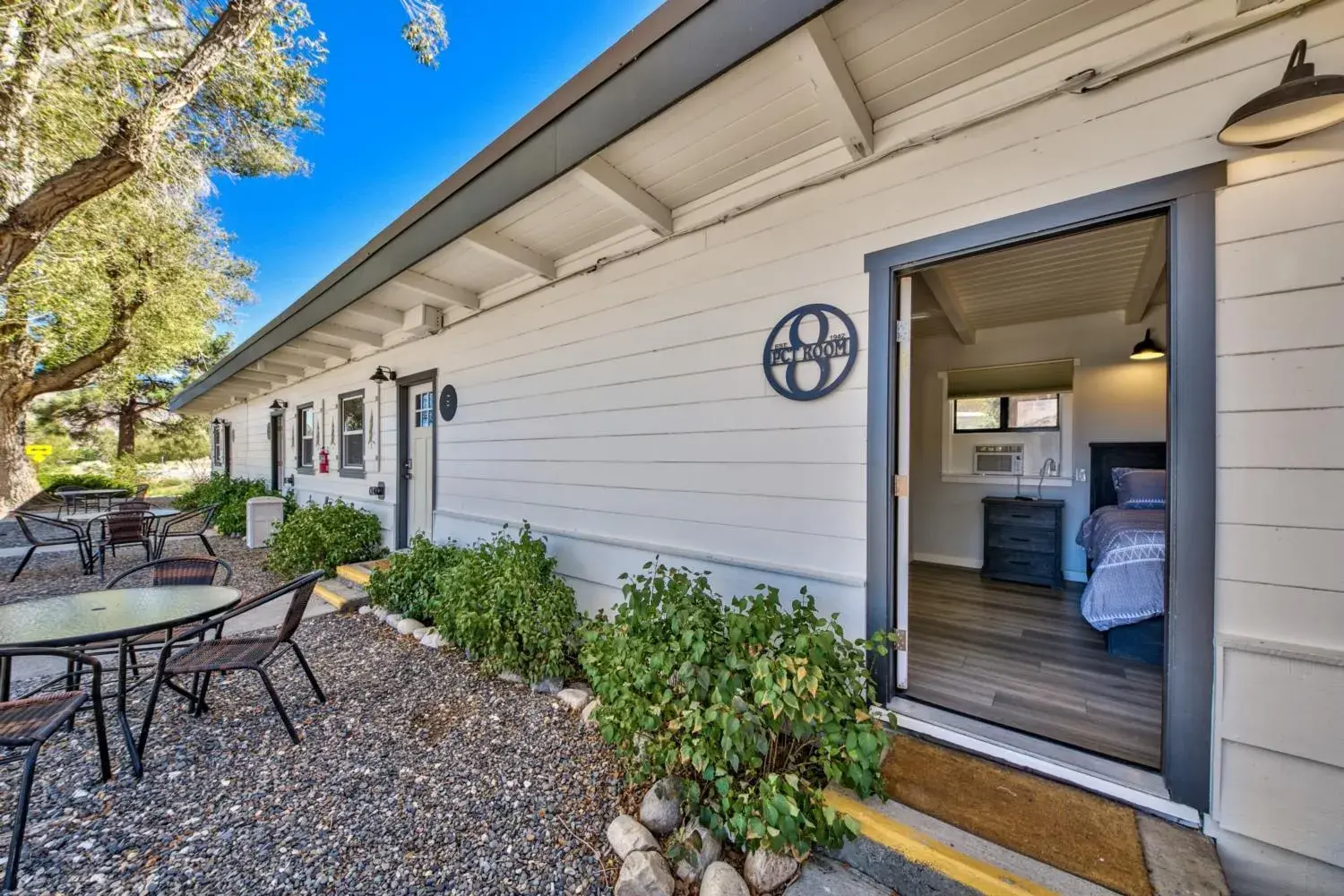 Deluxe Queen Room in The Historic West Walker Motel Deluxe Queen Room in The Historic West Walker Motel