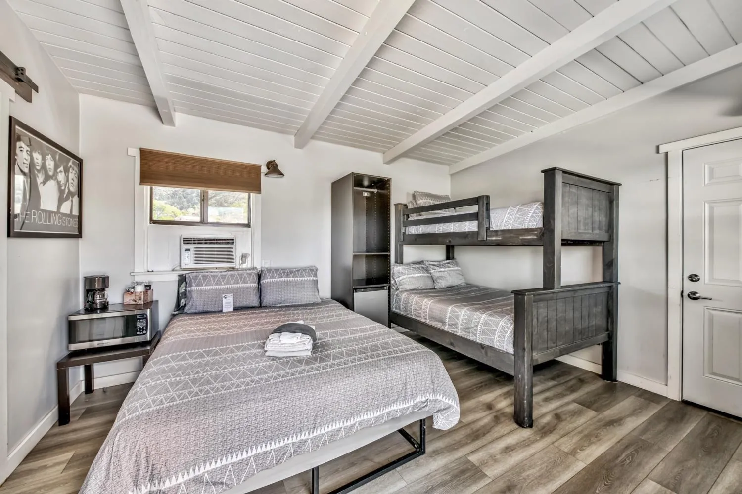 Bed in The Historic West Walker Motel