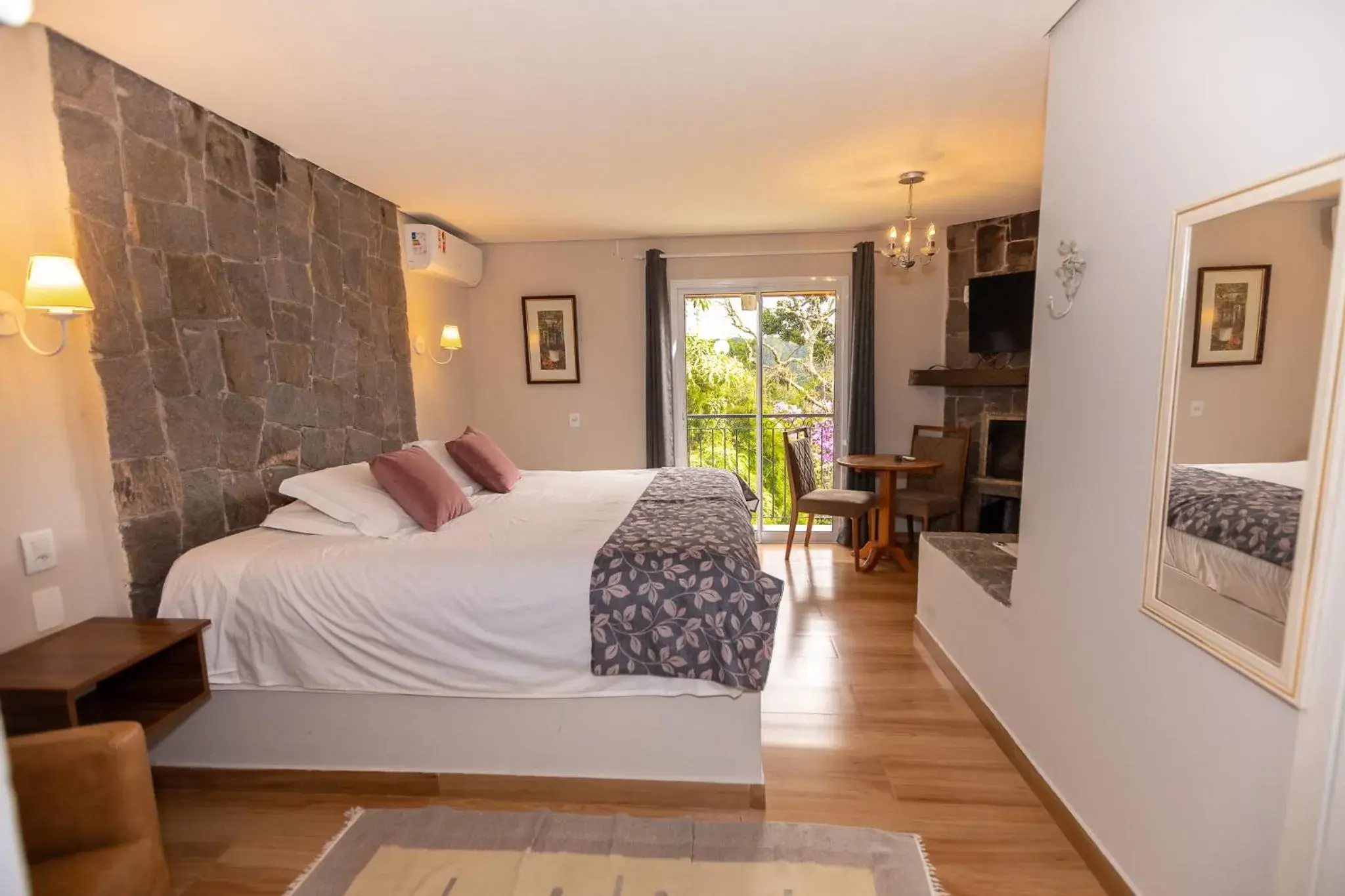 Chalet Superior with Spa Bath and Fireplace in Villa Hegus no Alto da Boa Vista Chalet Superior with Spa Bath and Fireplace in Villa Hegus no Alto da Boa Vista