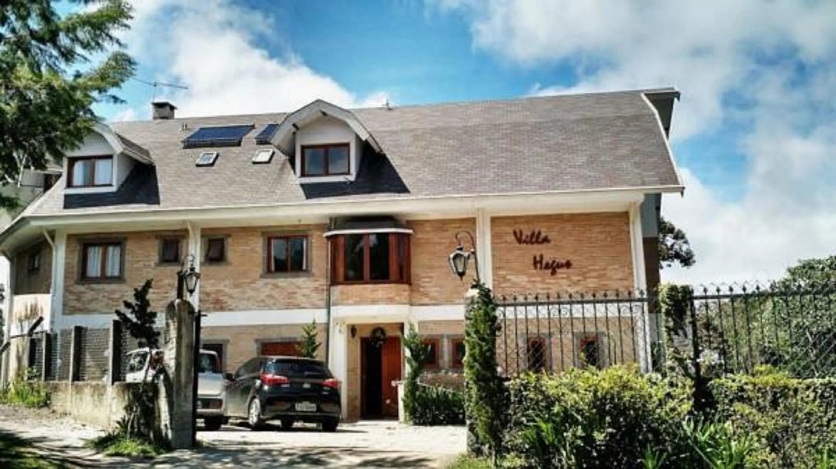 Facade/entrance in Villa Hegus no Alto da Boa Vista