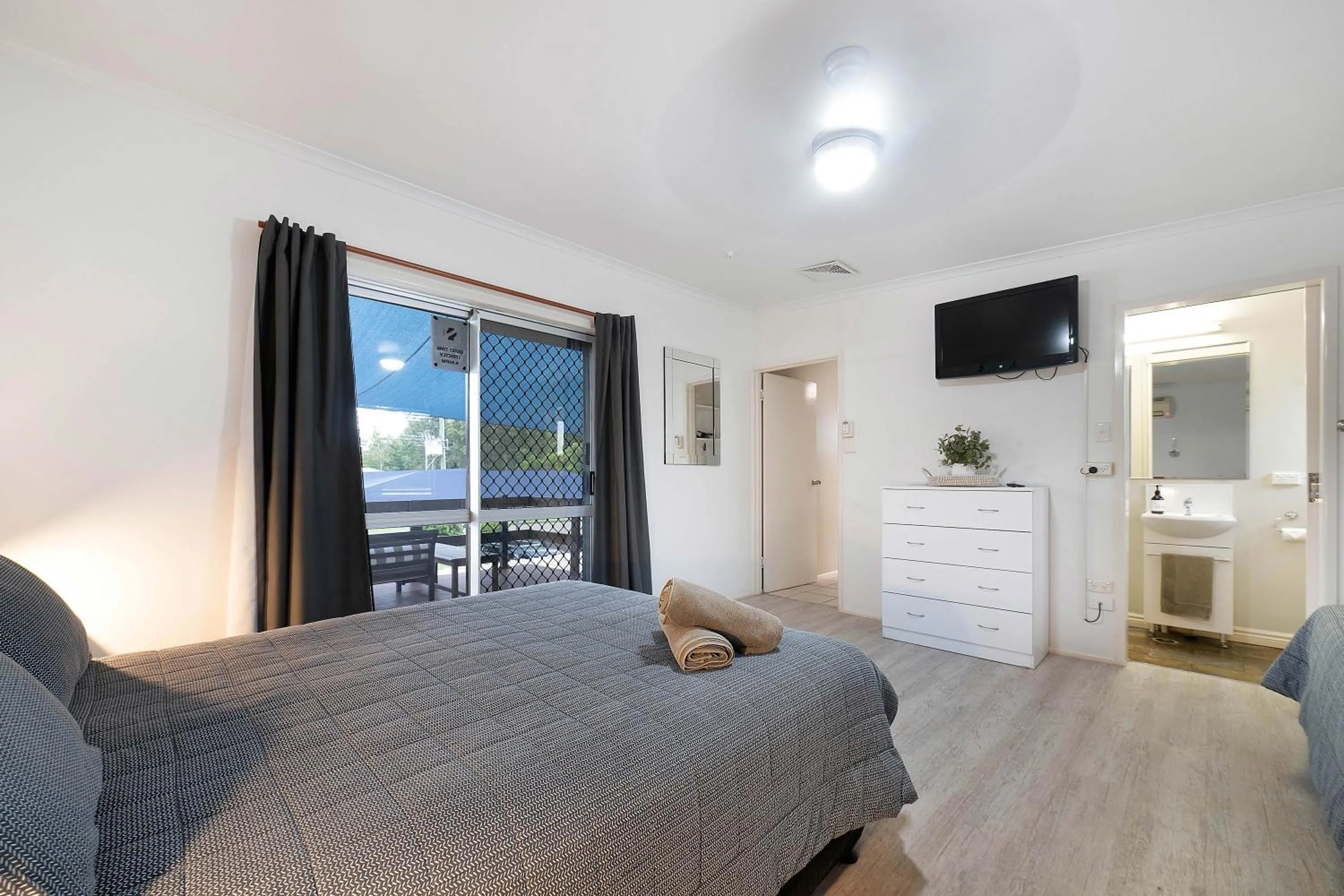 Seaforth Holiday Units