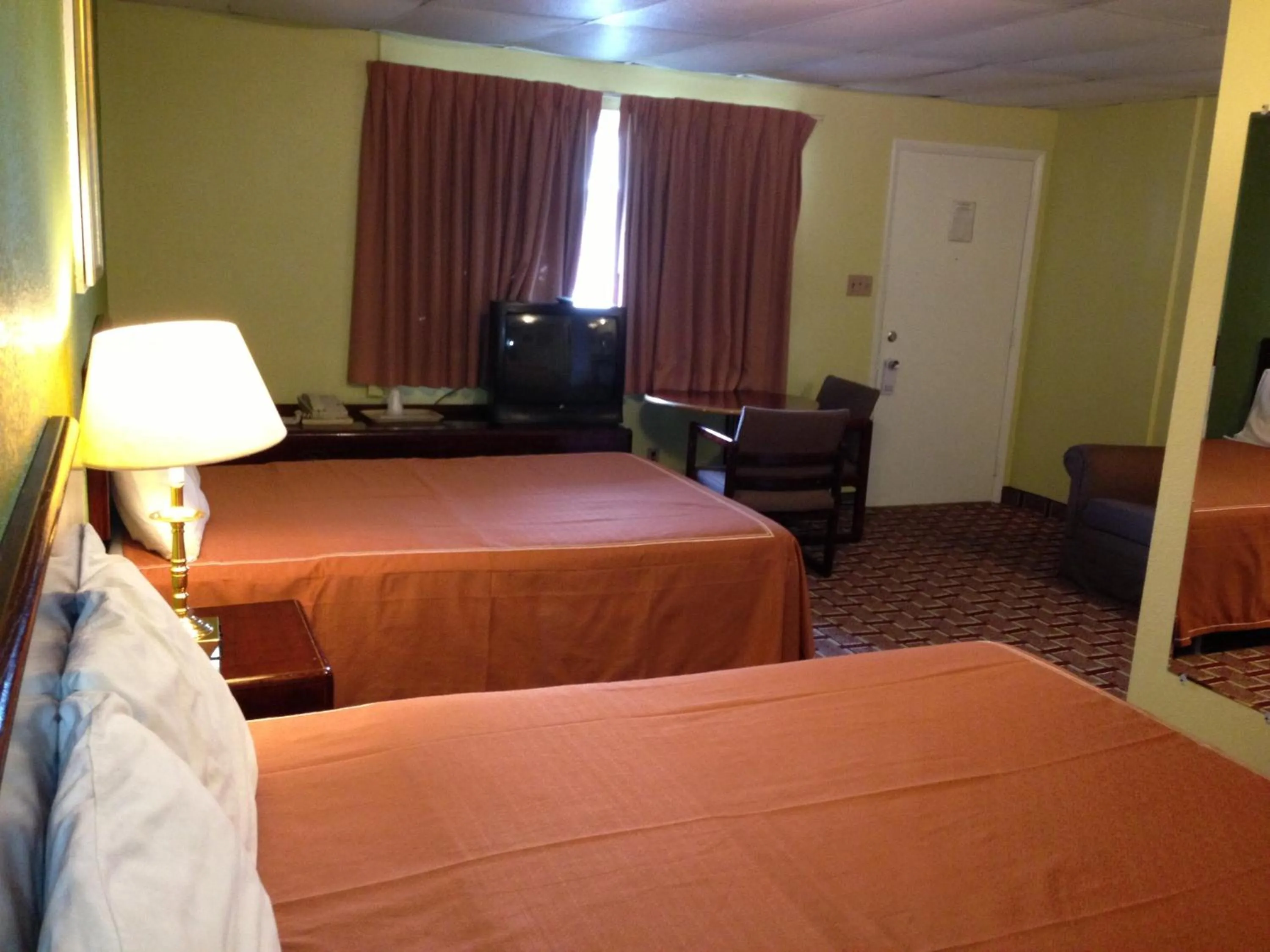 Bedroom in Red Carpet Inn Niagara Falls