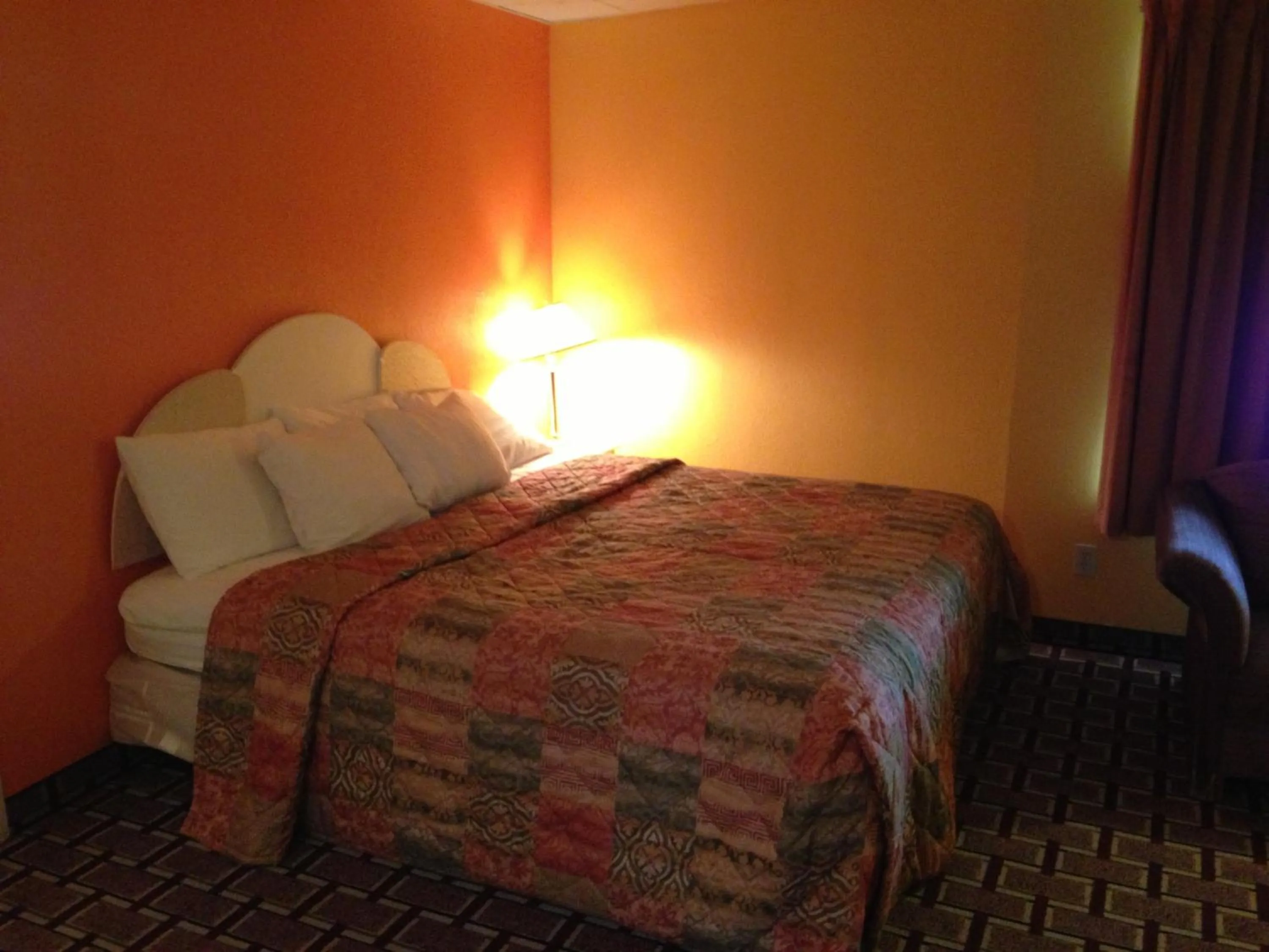 Bedroom in Red Carpet Inn Niagara Falls