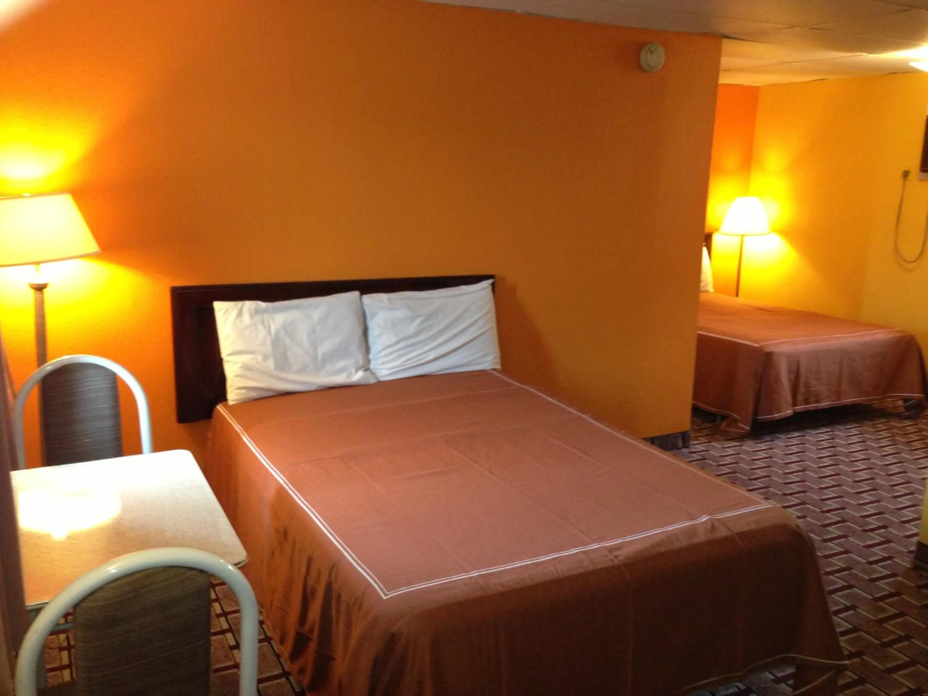 Bedroom in Red Carpet Inn Niagara Falls