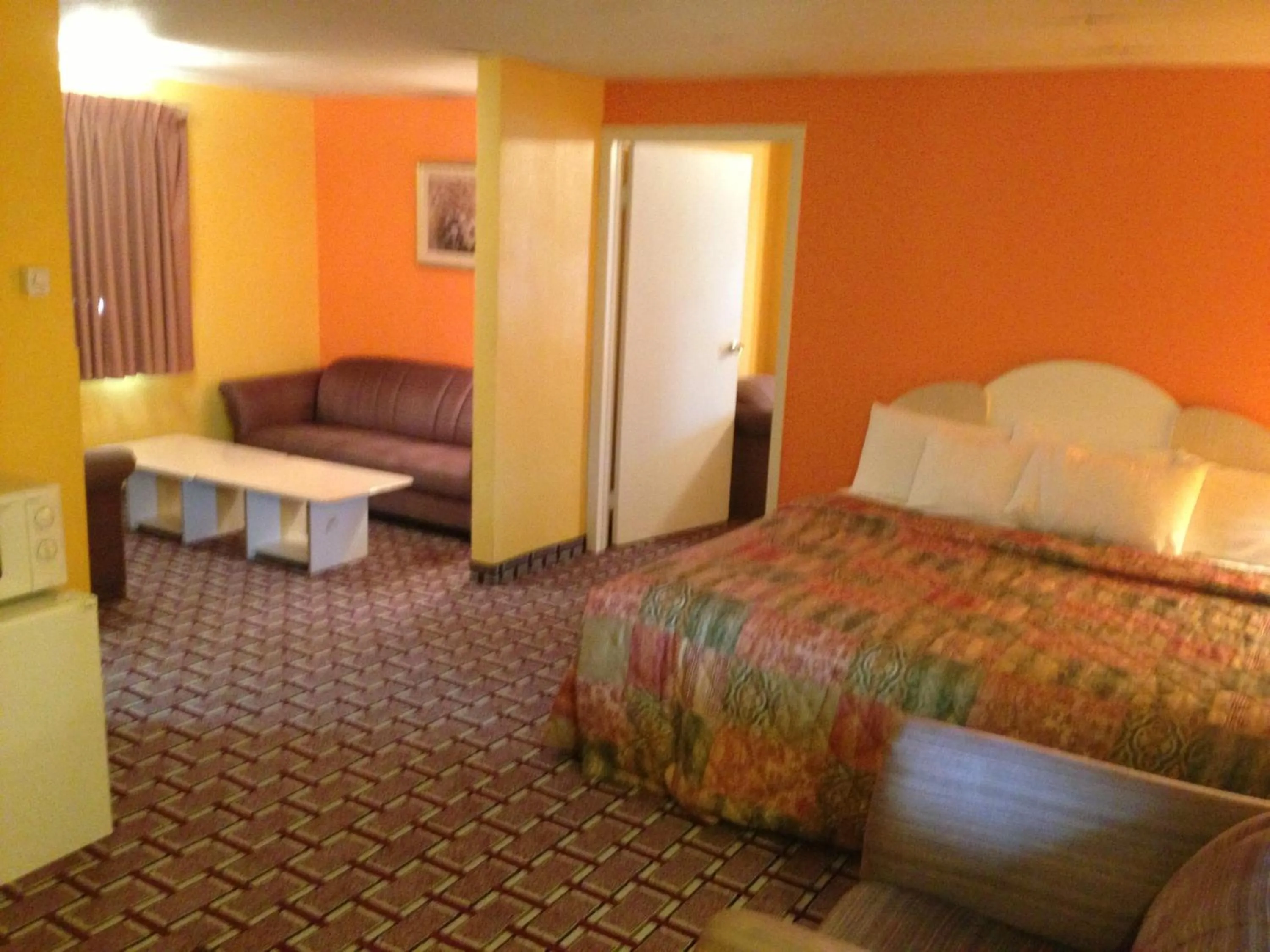 Bedroom in Red Carpet Inn Niagara Falls