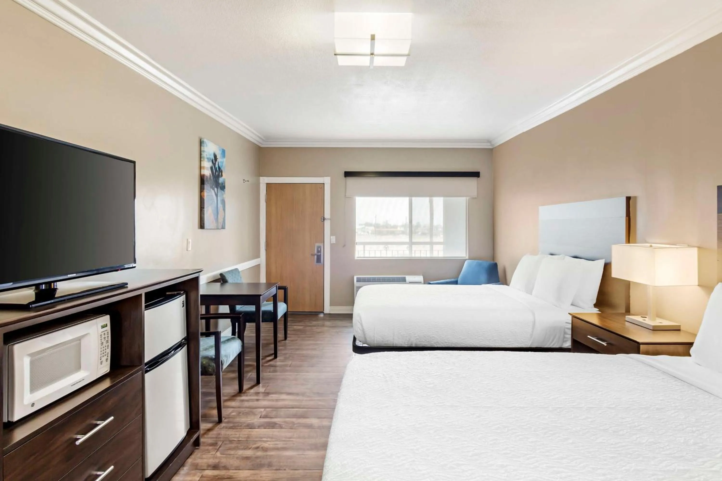 Bedroom, Bed in Best Western China Lake Inn